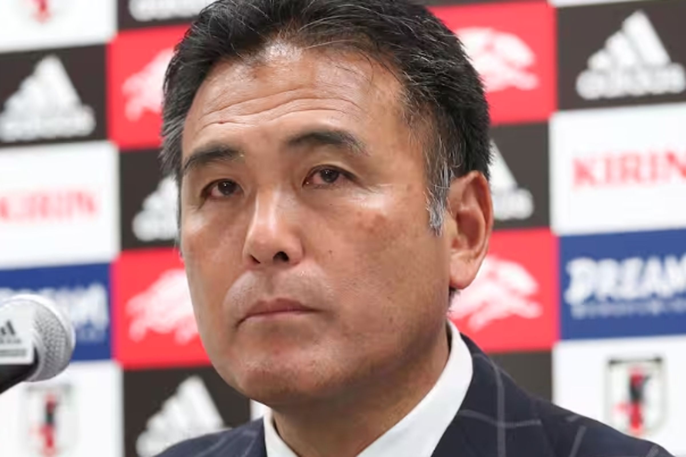 日本足協技術委員長影山雅永因在法國巴黎轉機期間，於機上瀏覽兒童色情圖像，於本月2日遭法國警方逮捕。（翻攝自https://www.sanspo.com/）