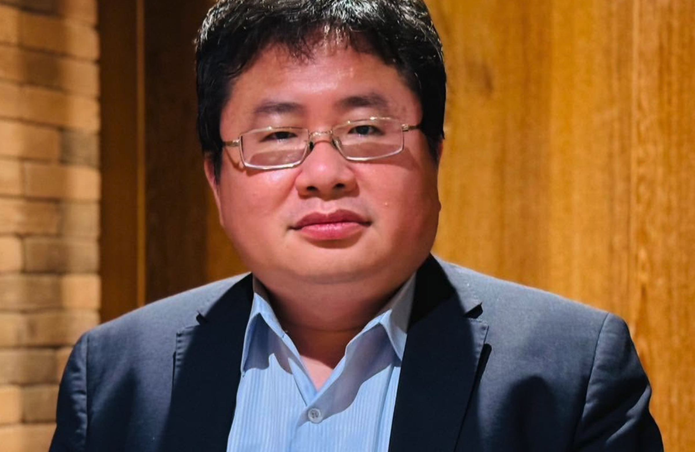 矢板明夫日前在台中遭人攻擊濺血，台中檢警在短短時間內逮捕嫌犯，目前檢警仍持續調查當中。（翻攝自矢板明夫臉書）