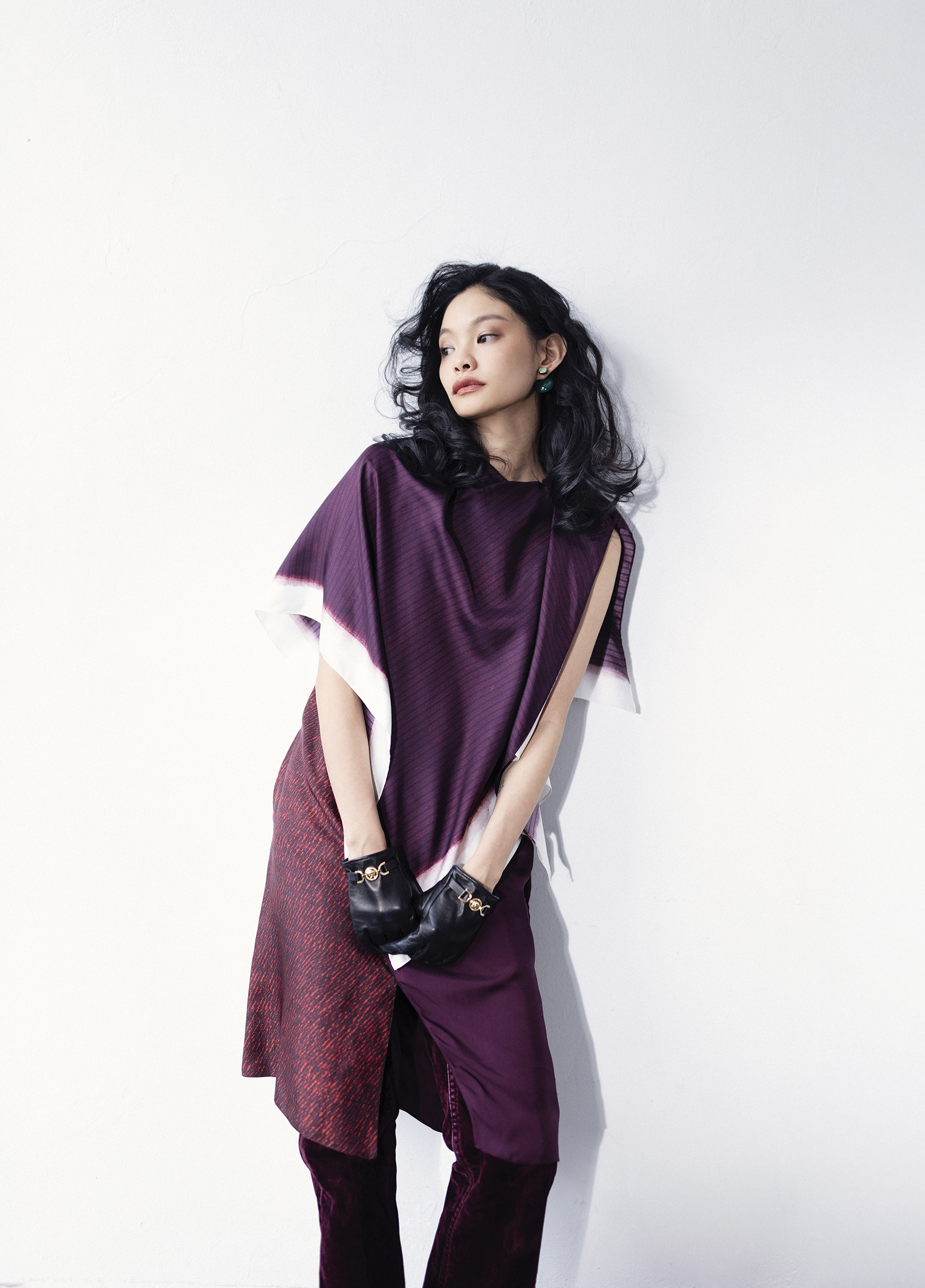 酒紅色造型上衣 NT$68,900 by FERRAGAMO／酒紅色長褲 價格店洽 by FERRAGAMO／造型裝飾耳環 價格店洽 by BOTTEGA VENETA／皮手套 價格店洽 by VERSACE