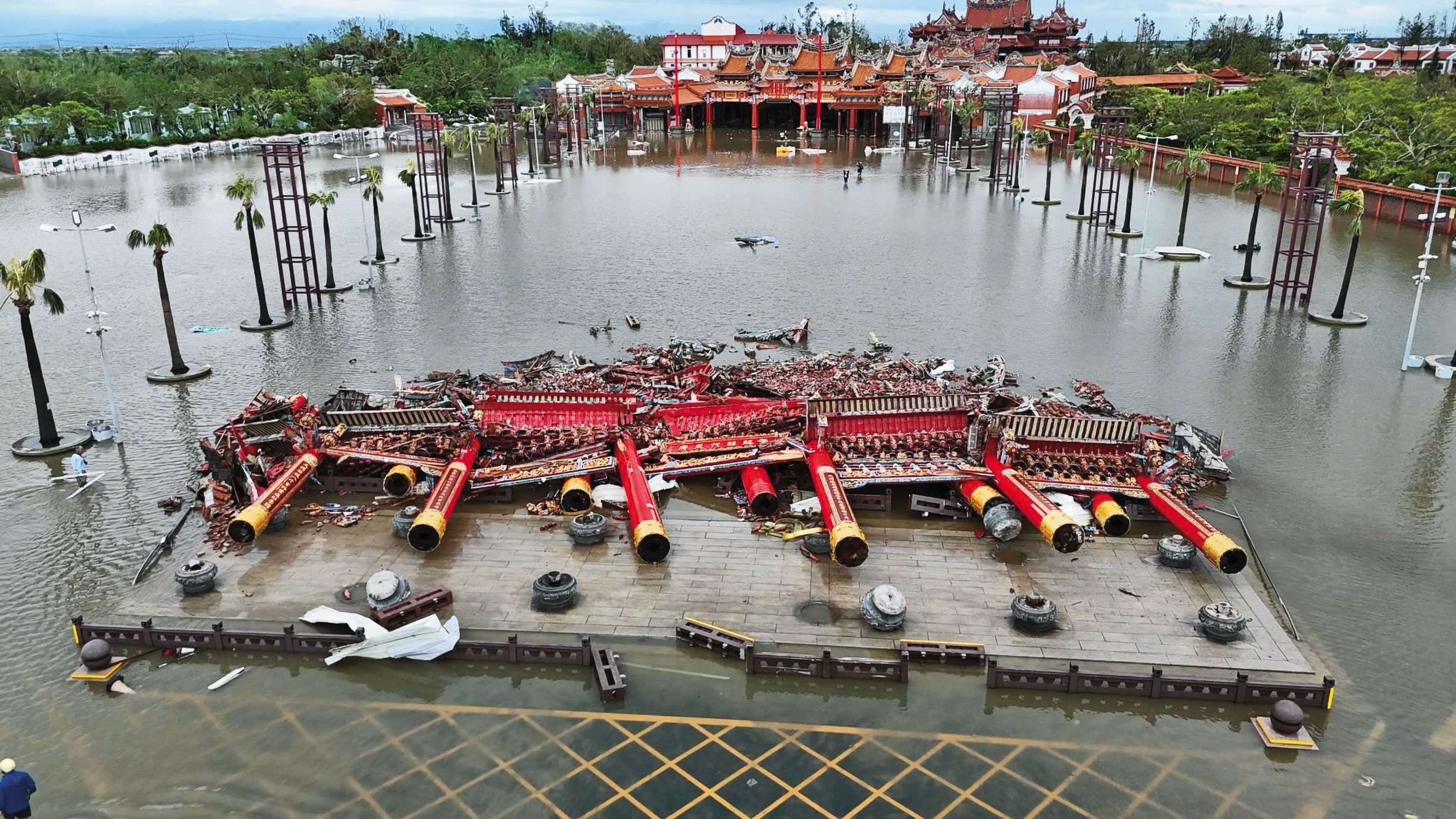 台南南鯤鯓代天府是全台面積最大、歷史最悠久的王爺廟之一,此次遭丹娜絲颱風肆虐,檜木牌樓應聲倒塌,損失約3億元。(聯合知識庫)