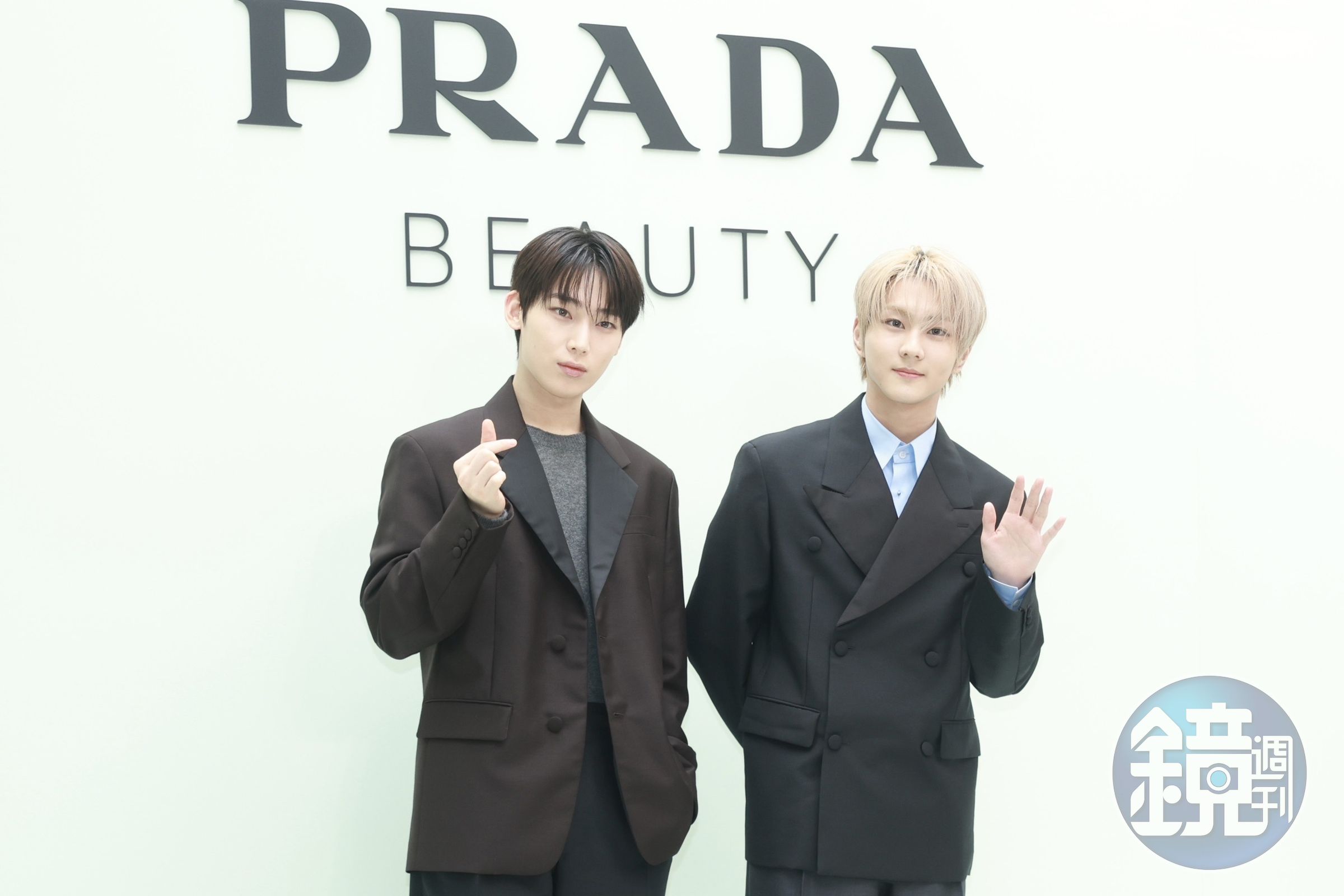 韓團ENHYPEN隊長JUNGWON禎元（右）、SUNOO善禹出席PRADA BEAUTY旗艦店開幕活動。