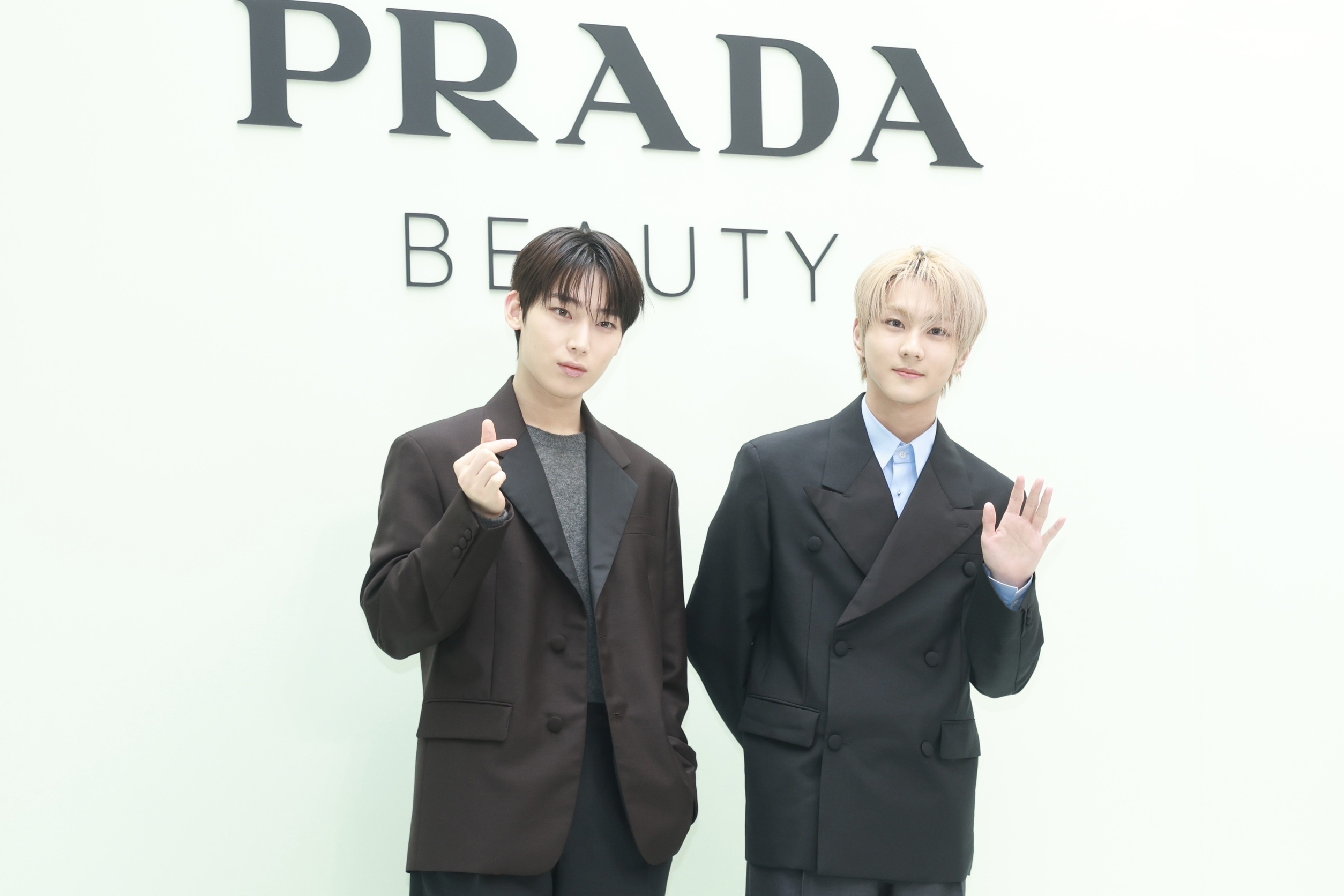 韓團ENHYPEN隊長JUNGWON禎元（右）、SUNOO善禹出席PRADA BEAUTY旗艦店開幕活動。