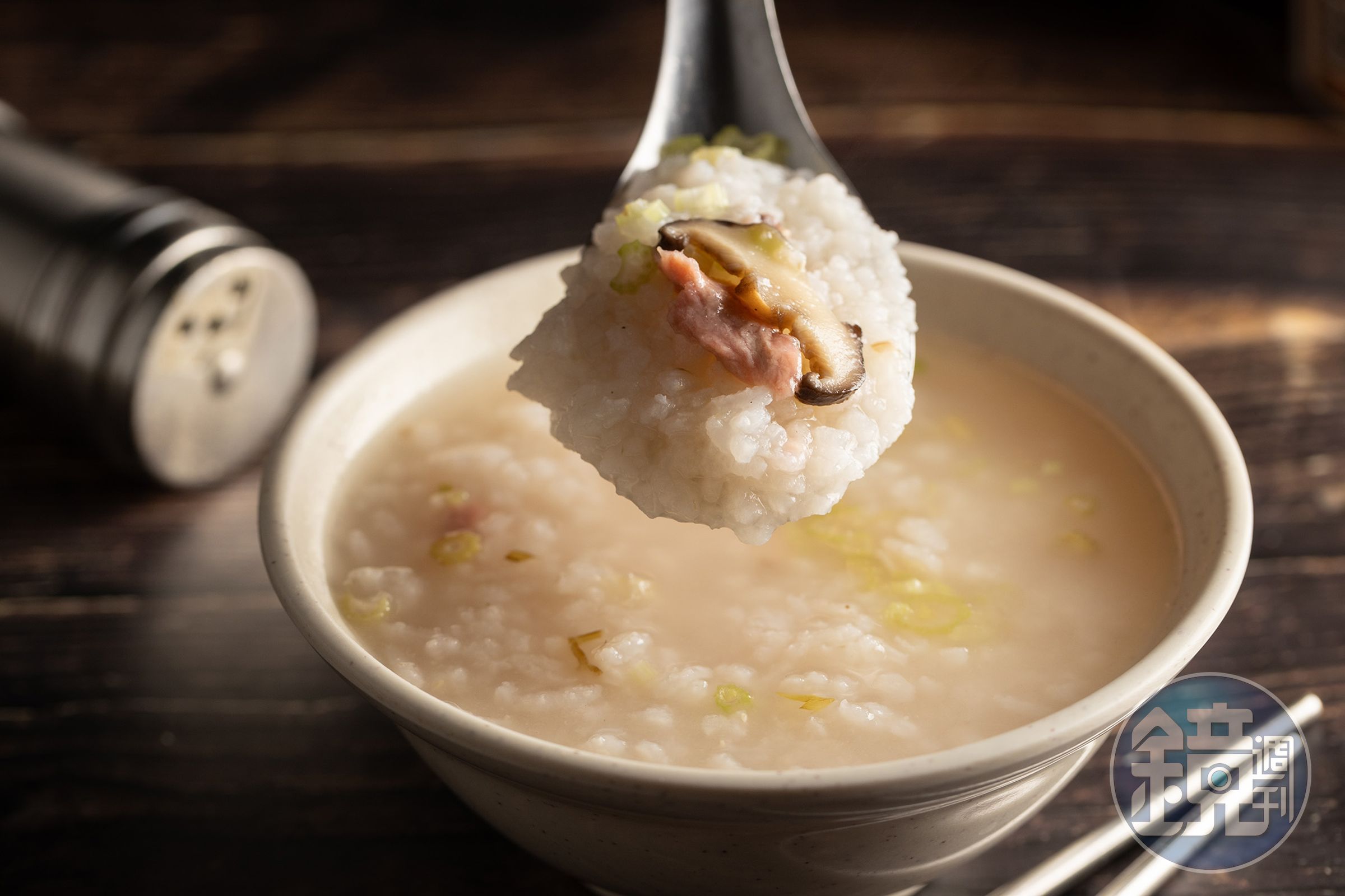 米粒分明的「鹹粥」,加入香菇與肉末一起熬煮。(30元/小碗)