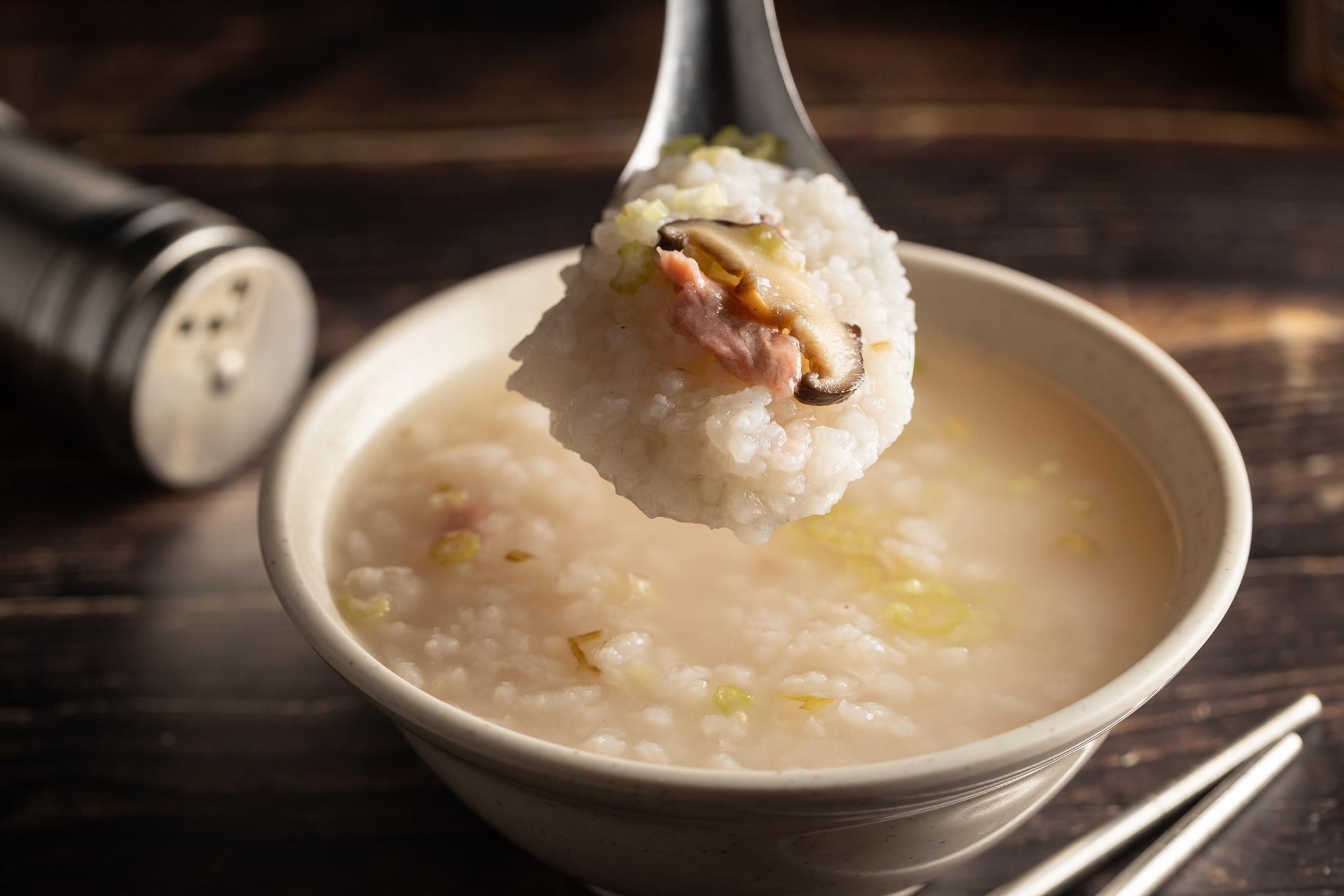 米粒分明的「鹹粥」，加入香菇與肉末一起熬煮。（30元／小碗）