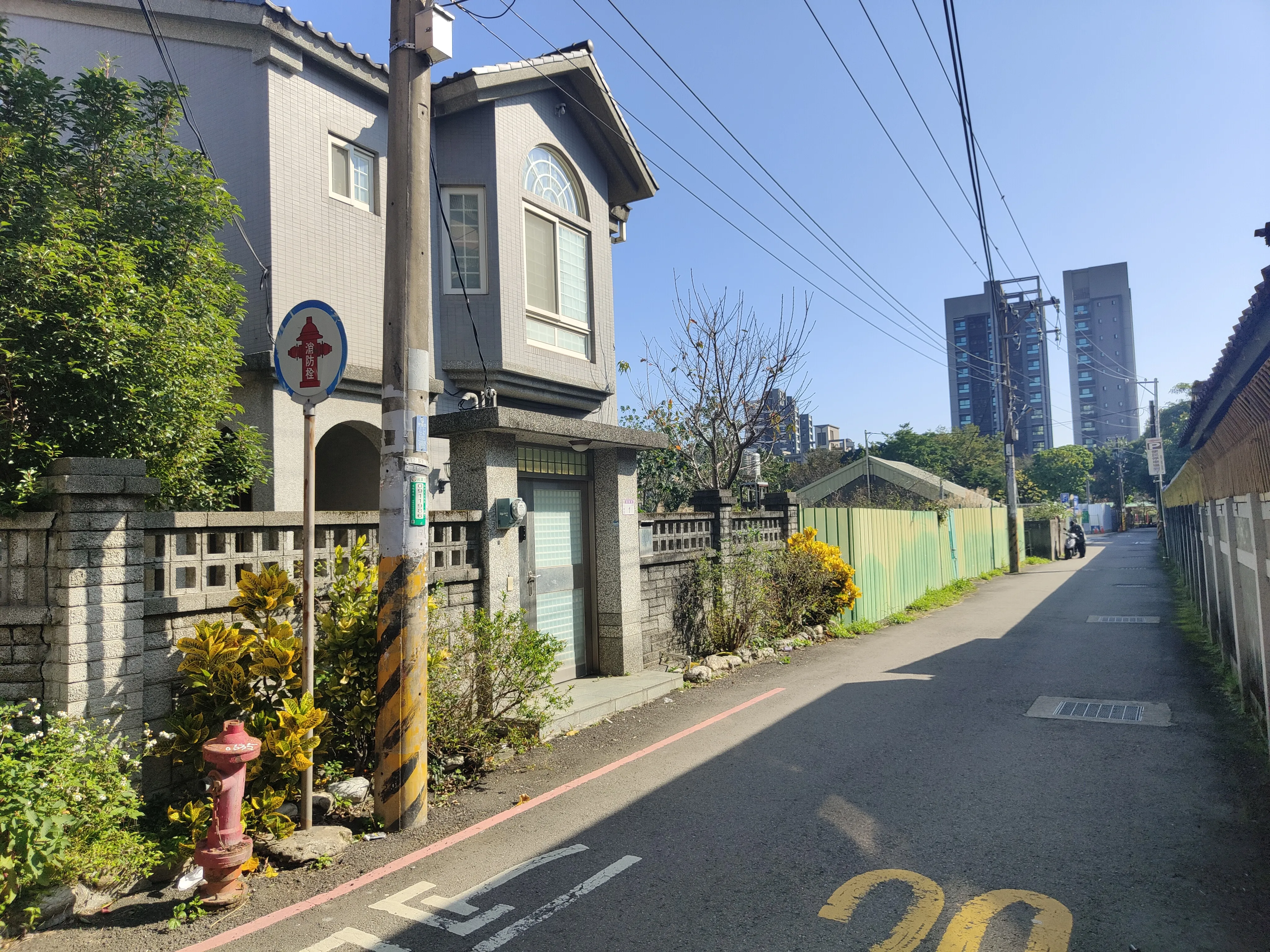 張晉源老家現為3層樓透天厝，還有庭園圍牆，緊鄰的則是已被拆光的空地及待拆平房。