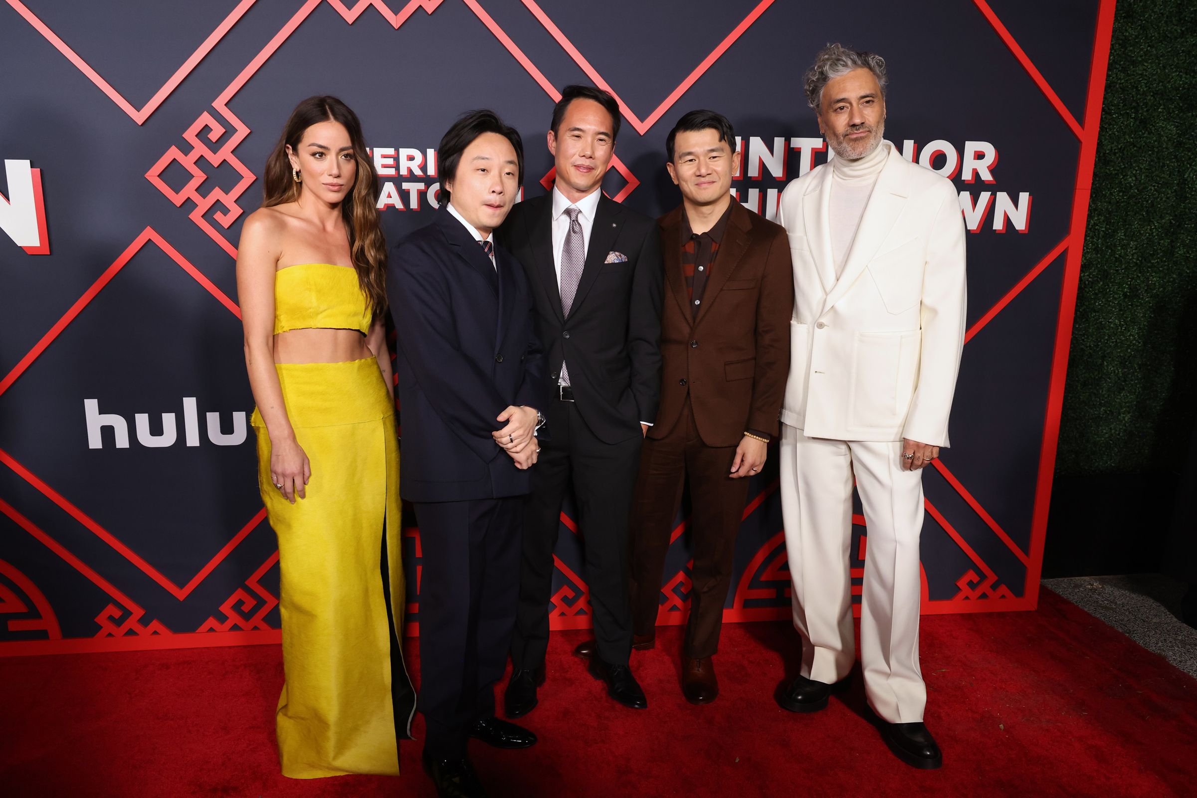  《內景唐人街》演員汪可盈（左起）、歐陽萬成、原著兼監製游朝凱、錢信伊、監製塔伊加維迪提，於首映會上合影。（東方IC）