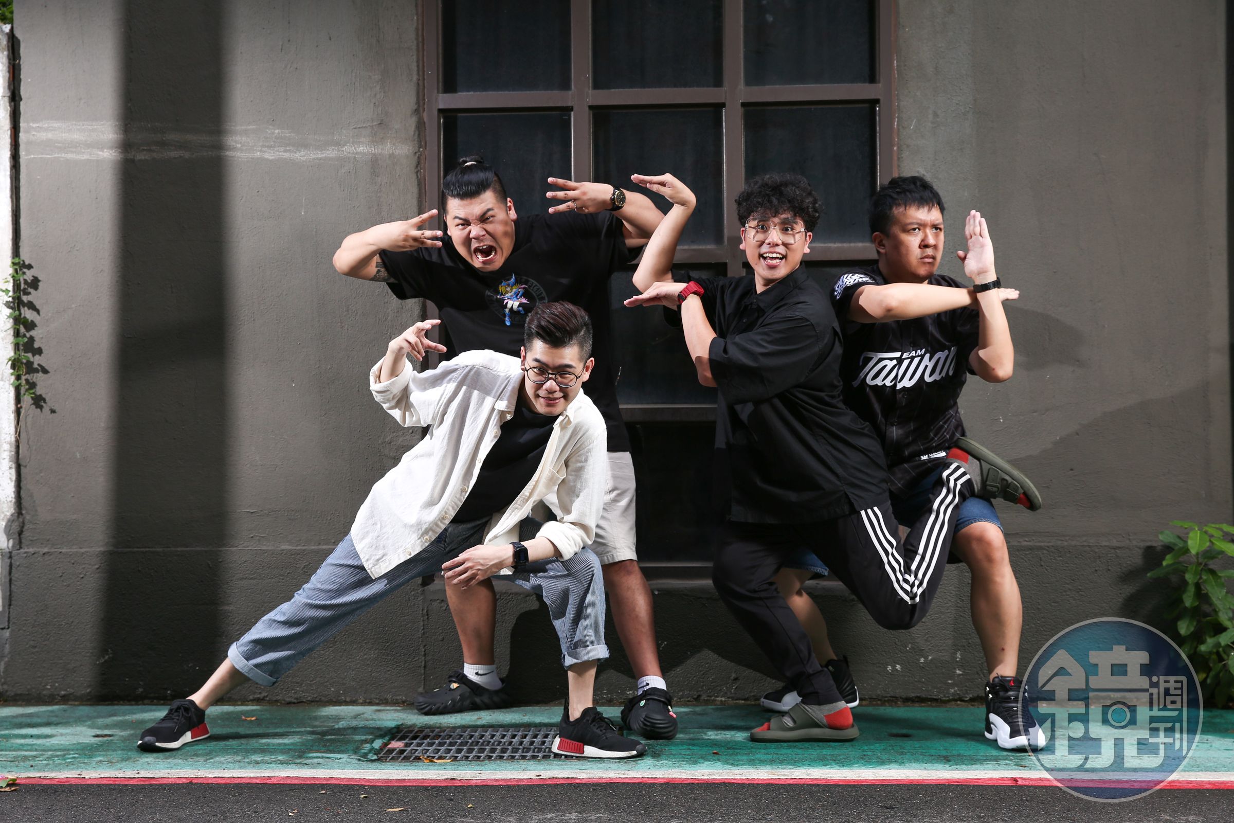 導演高天恒（左1）及編劇王慕天（右1），攜手演員伍嘉緯（左2）、黃耀緯（右2）打造音樂劇《吼呦～杰哥不要啦！！》。