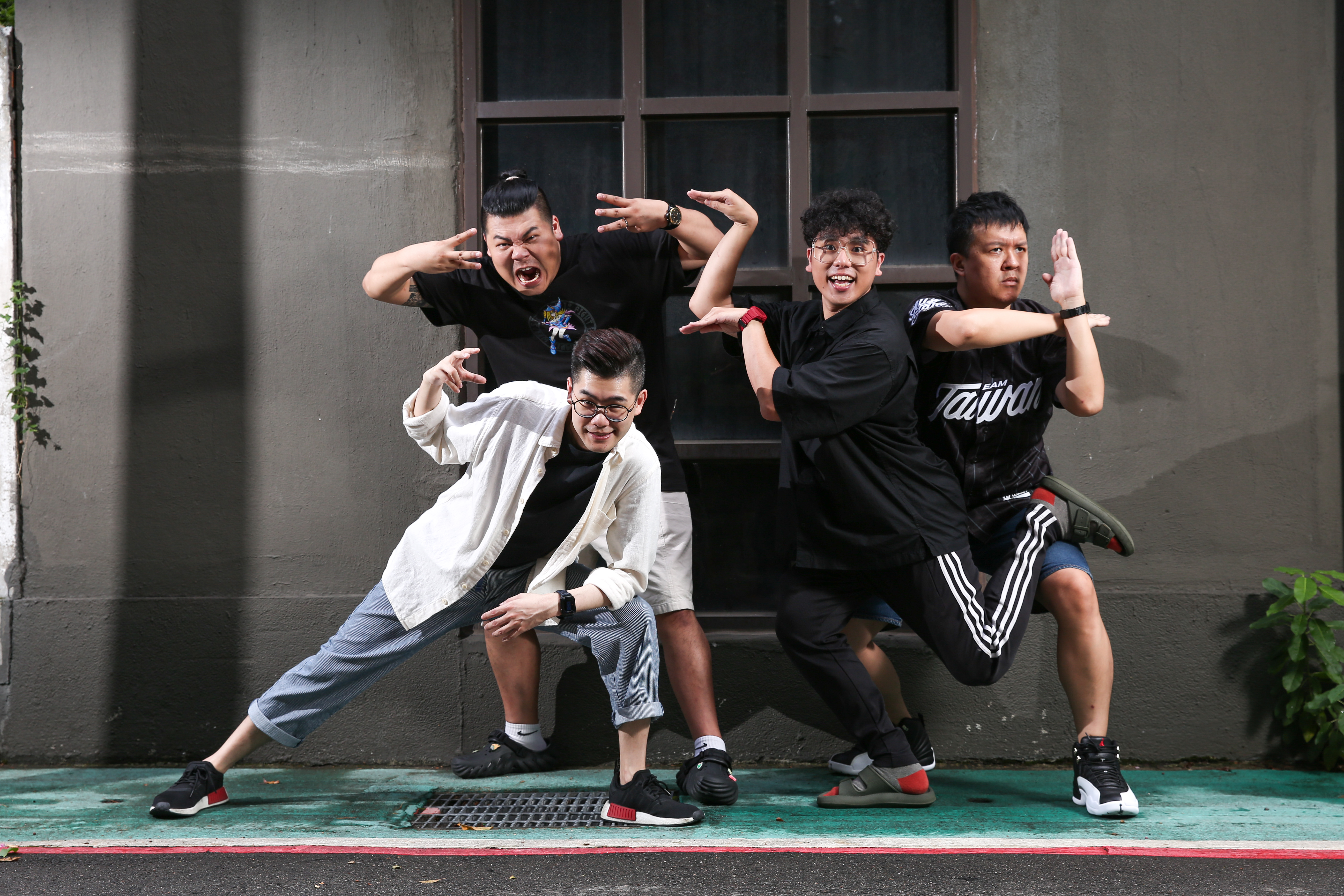 導演高天恒（左1）及編劇王慕天（右1），攜手演員伍嘉緯（左2）、黃耀緯（右2）打造音樂劇《吼呦～杰哥不要啦！！》。