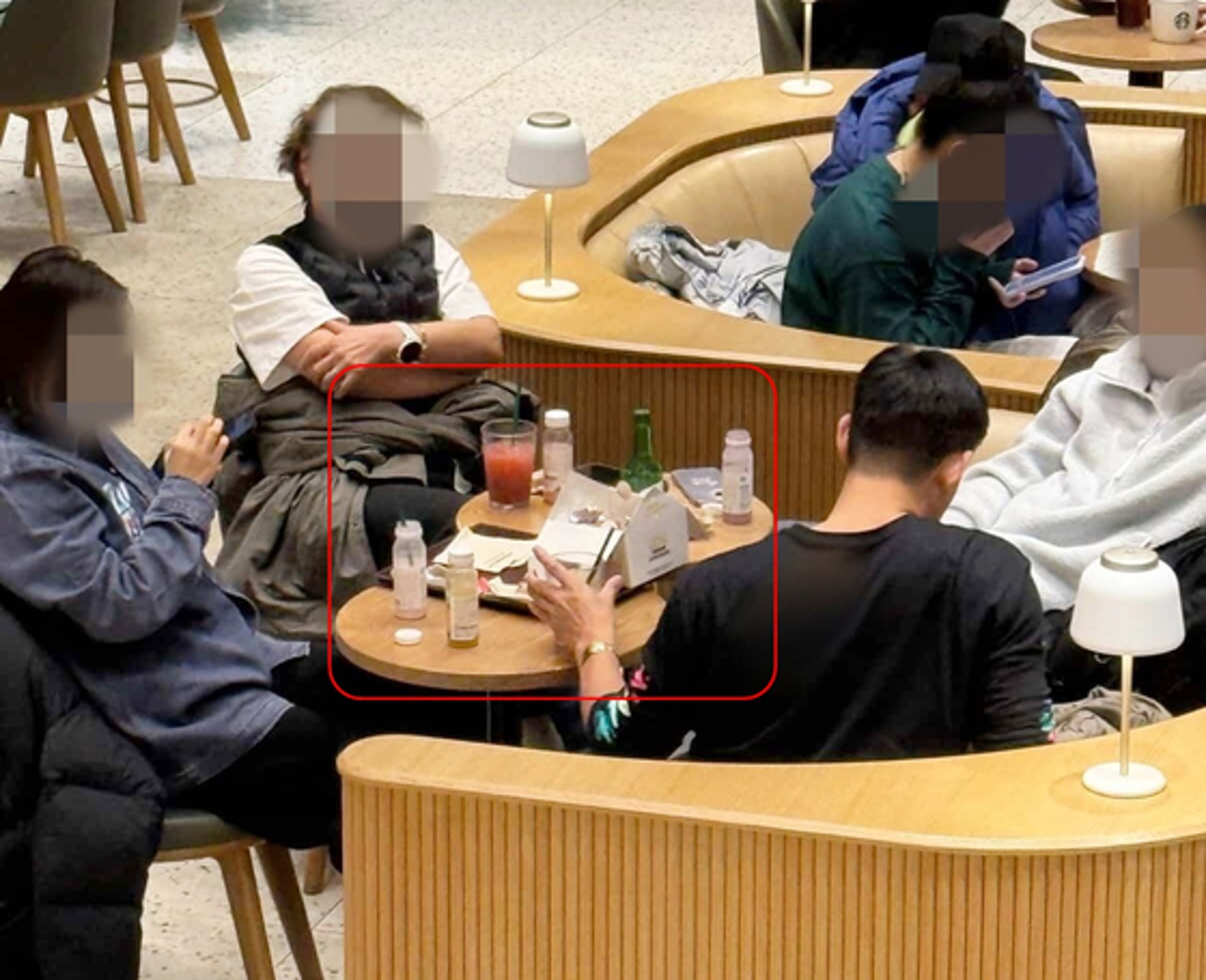 一群中國遊客被目擊在南韓星巴克內大啖炸雞、喝燒酒,誇張行徑惹怒其他南韓人。(翻攝自Instagram)
