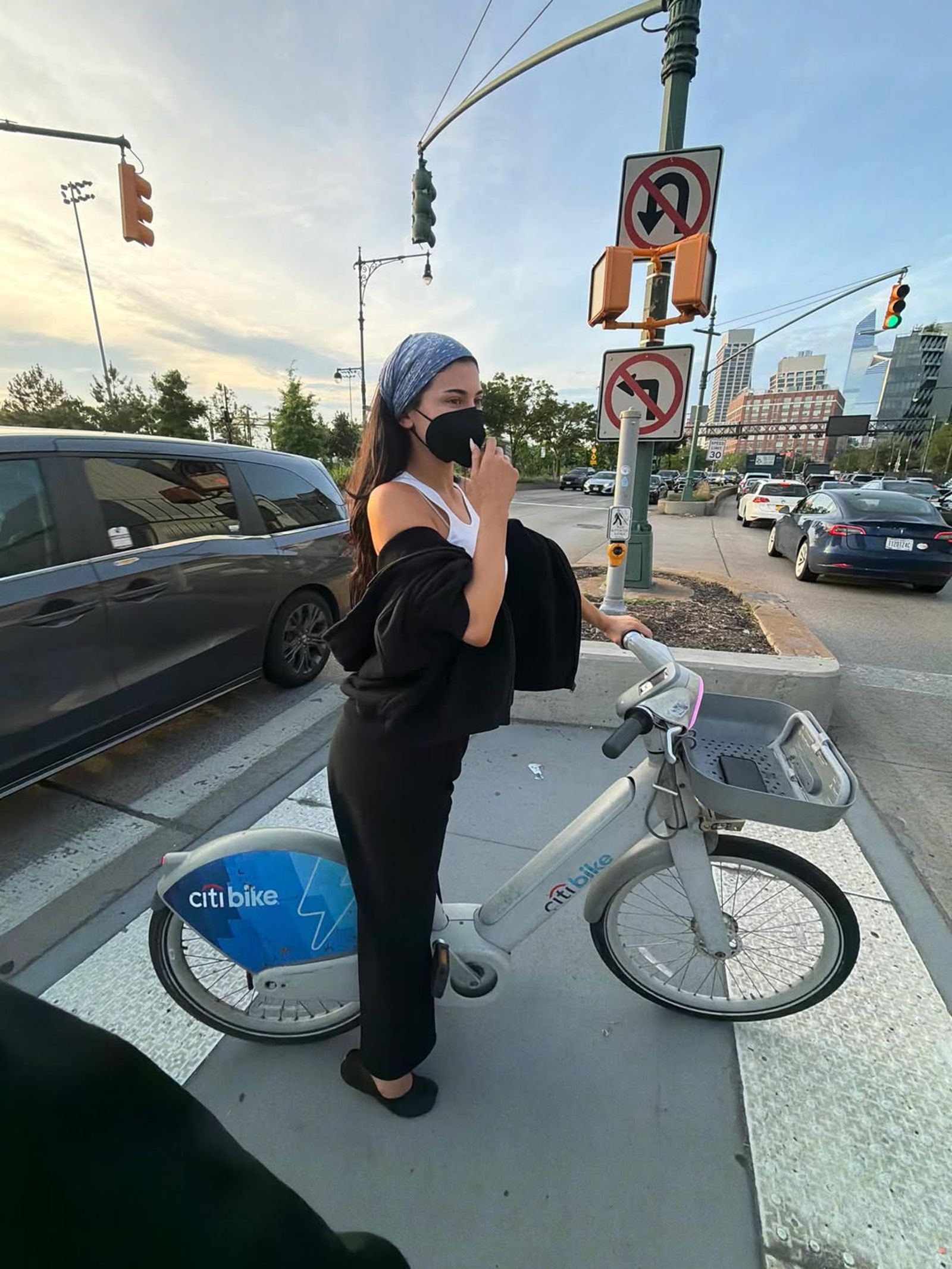凱莉珍娜在路上騎Citi Bike，與百億富婆形象成鮮明對比。（翻攝kyliejenner IG）