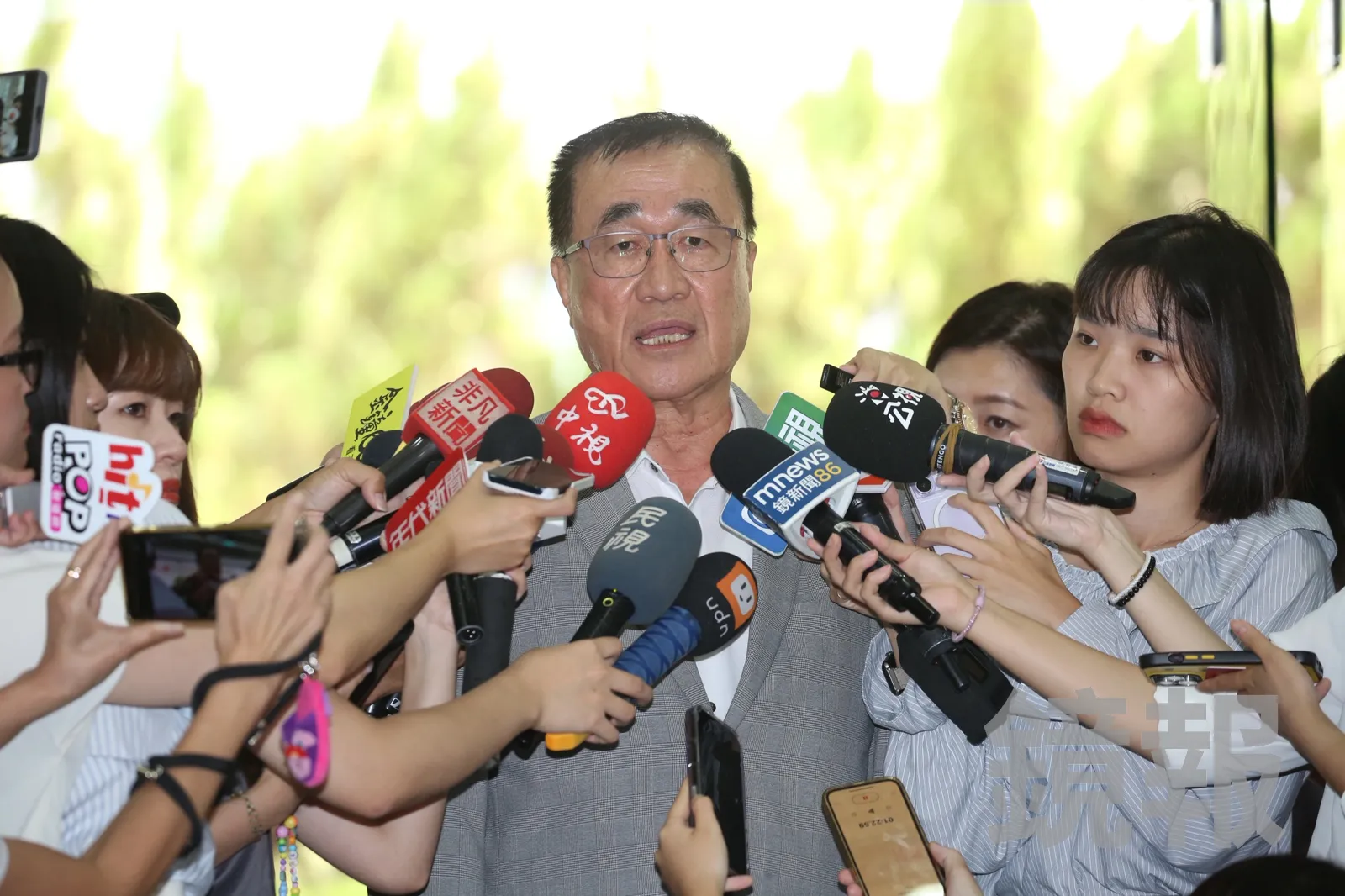 李四川玩Threads被酸「已讀亂回」。（鏡報董孟航）