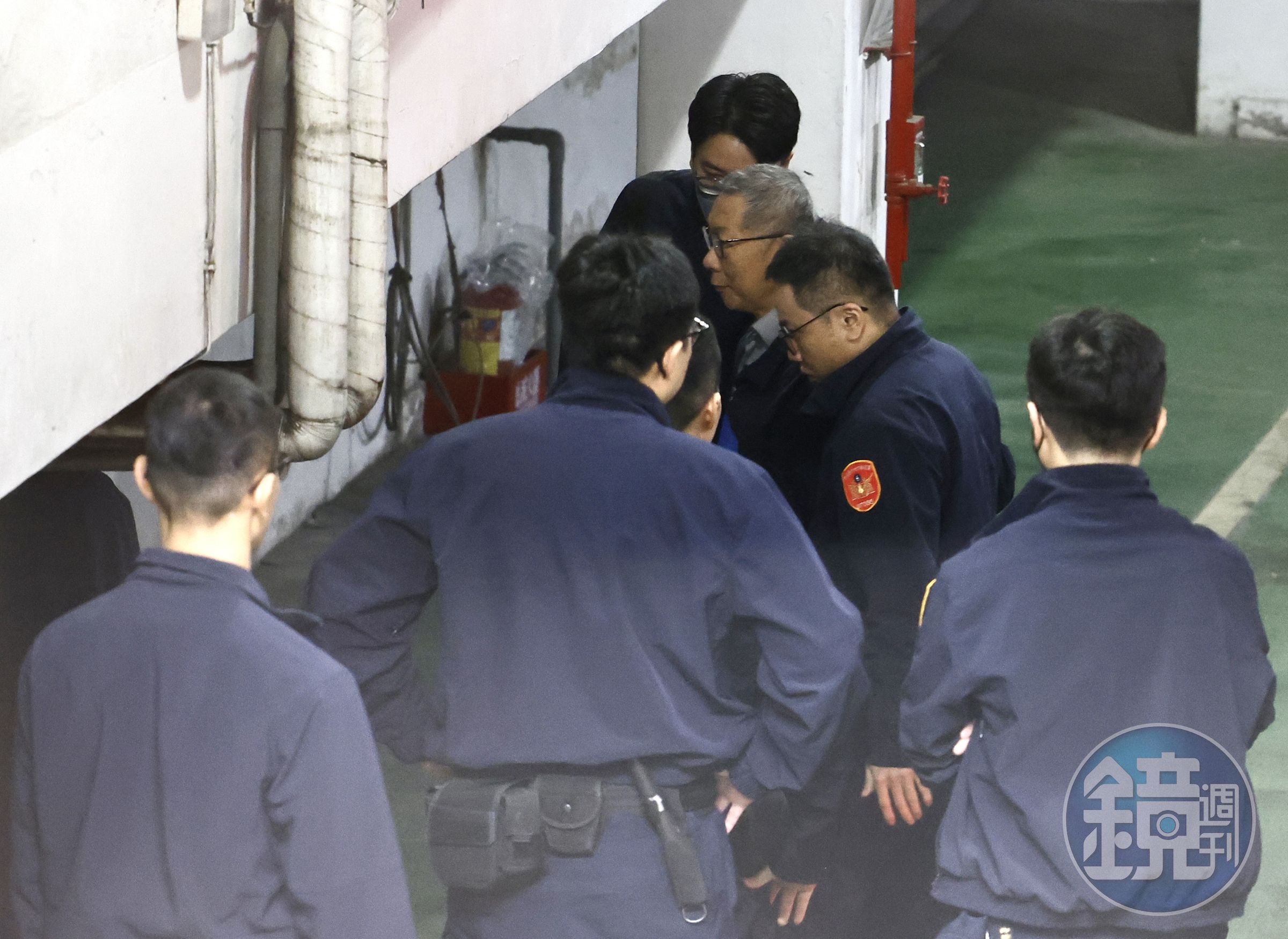 前台北市長柯文哲(右)涉收賄、公益侵占等4罪,今遭台北地檢署起訴,求刑28年6月併科5千萬罰金。