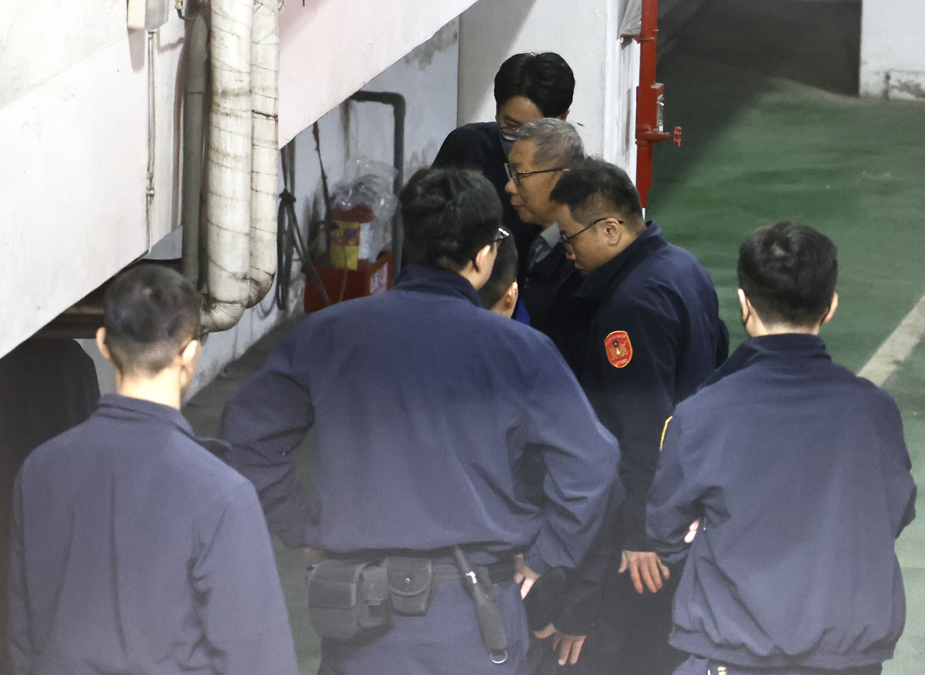 前台北市長柯文哲（右）涉收賄、公益侵占等4罪，今遭台北地檢署起訴，求刑28年6月併科5千萬罰金。