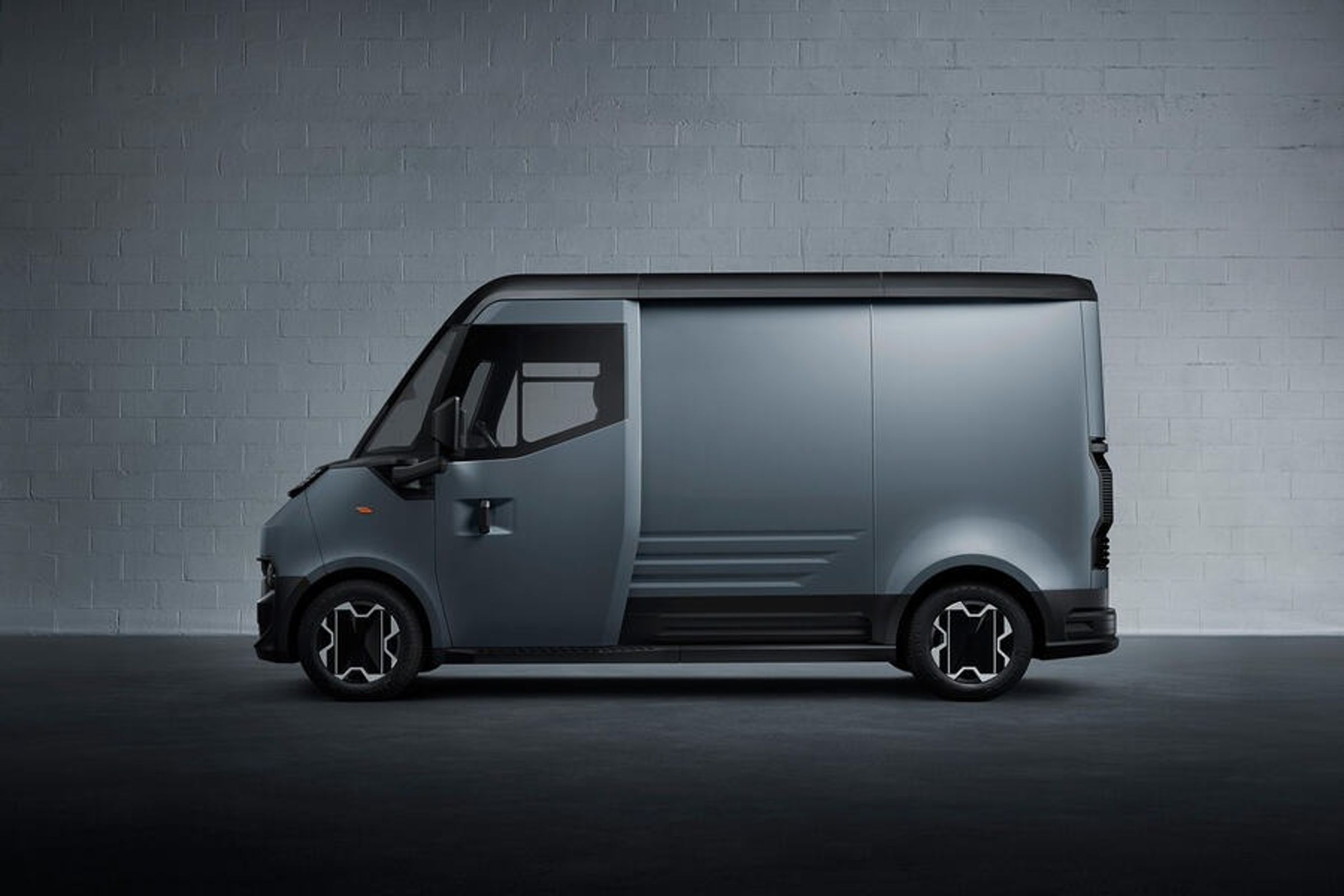 Step-in Van 採用短軸距廂型車設計，前方搭載滑動式車門，後方則設計為捲簾式車門，Flexis 強調這是歐洲市場首款採用此設計的商用車。  