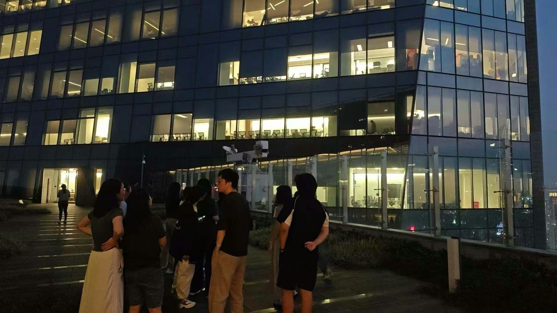 「騰訊濱海大樓會議室」男女加班努力幹，鄉民圍觀活春宮嗨翻天。（翻自微博）