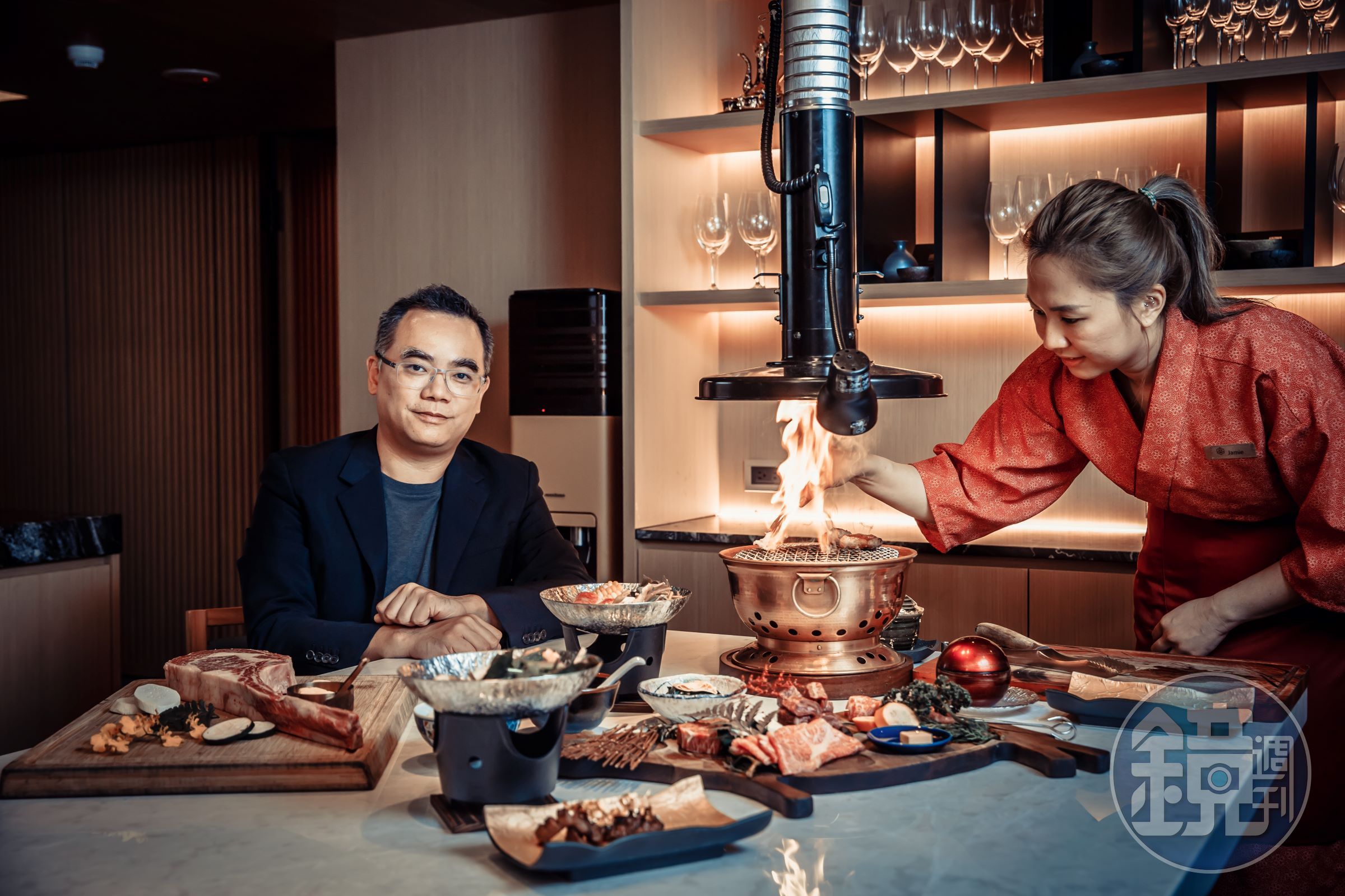 燒肉界的王者樂軒和牛專賣店創辦人張維軒(左),因為是教父牛排的股東之一,道出了當年教父牛排與樂軒燒肉的開店祕辛。
