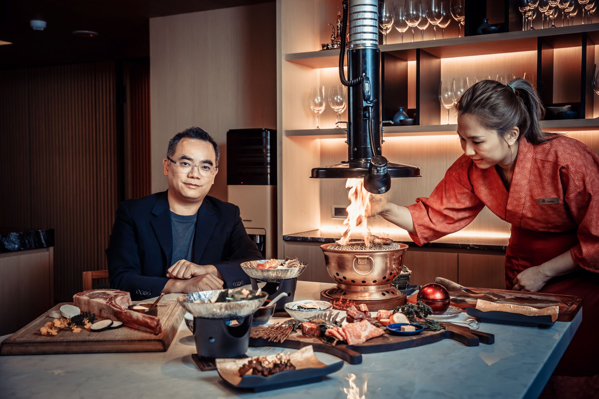 燒肉界的王者樂軒和牛專賣店創辦人張維軒（左），因為是教父牛排的股東之一，道出了當年教父牛排與樂軒燒肉的開店祕辛。