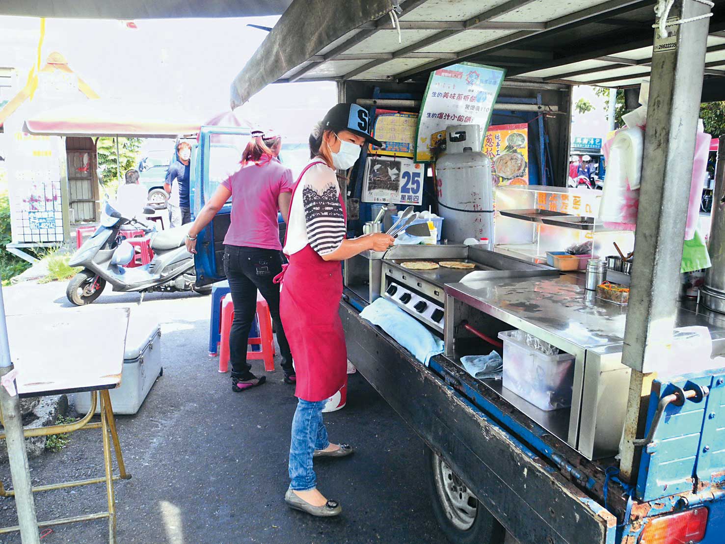龍豪食品是從陳冠霖媽媽謝嘉芸在後龍市場擺的蔥抓餅小攤車起家。(龍豪食品提供)