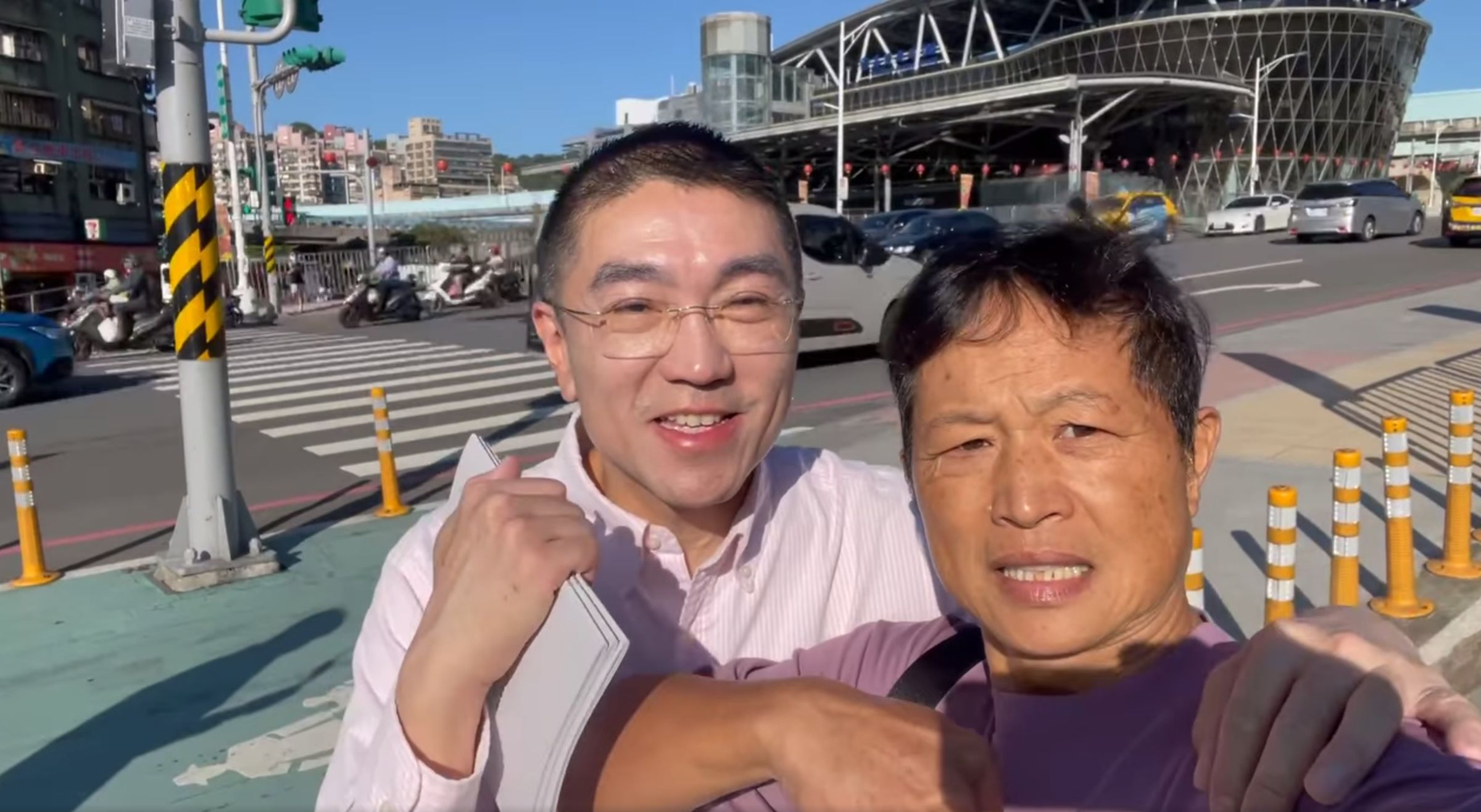 陳峻涵找謝國樑合照，謝國樑一開始說當然好啊。（翻攝陳峻涵臉書）