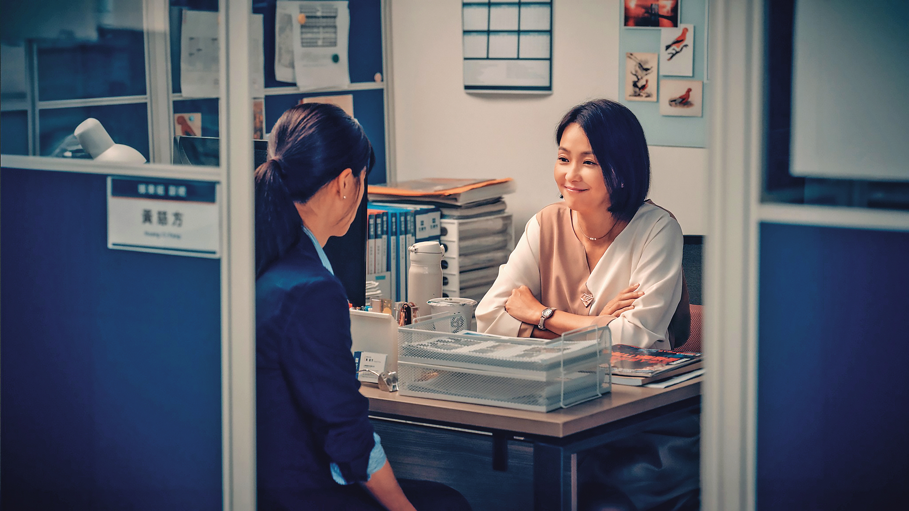 在影集《死了一個娛樂女記者之後》，六月客串演出週刊主管角色。（翻攝自蔡君茹六月臉書）