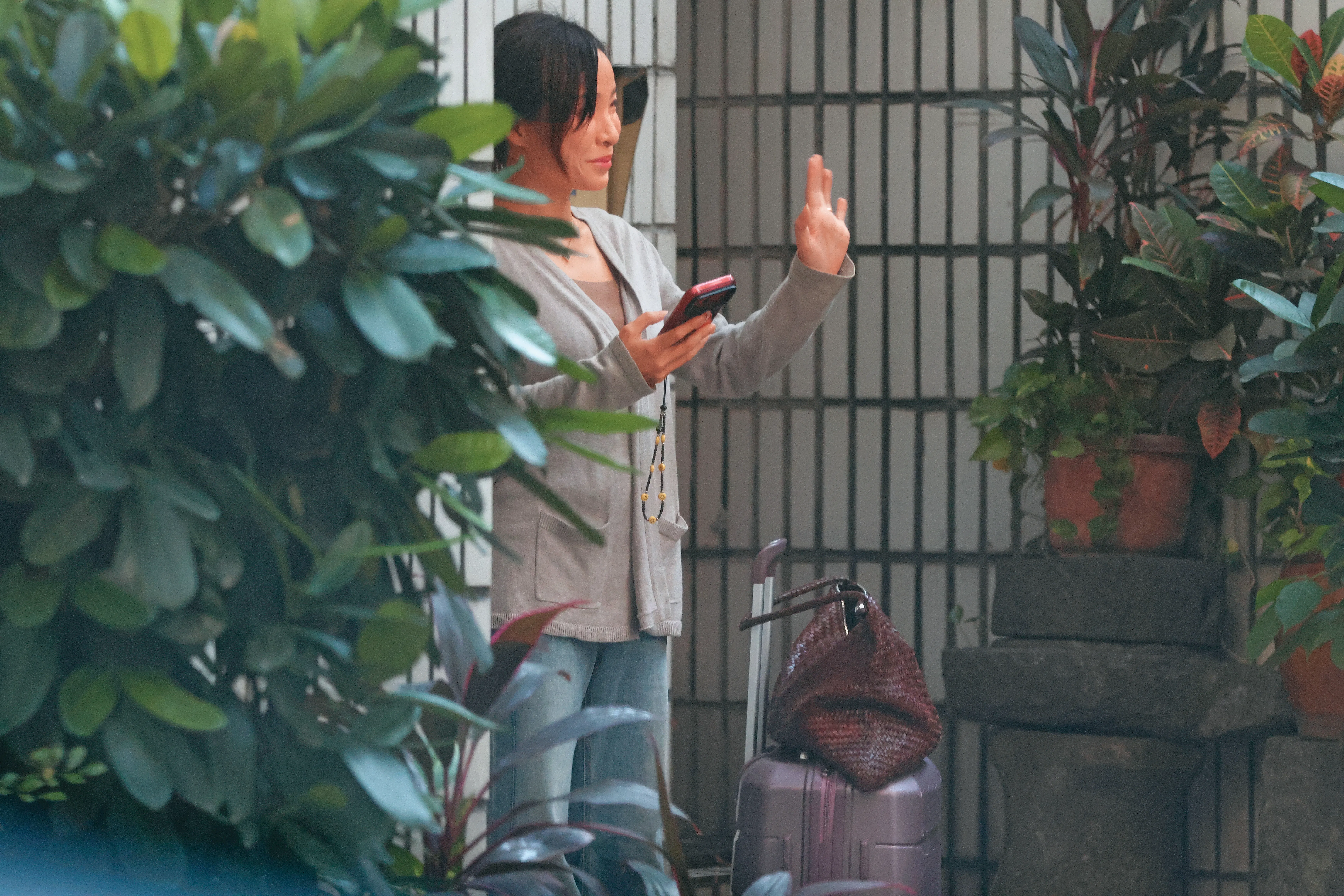 私照黑料爆不停1／沙發私照風波後傳分手　直擊「科技業男友」特斯拉接送張宇破謠言