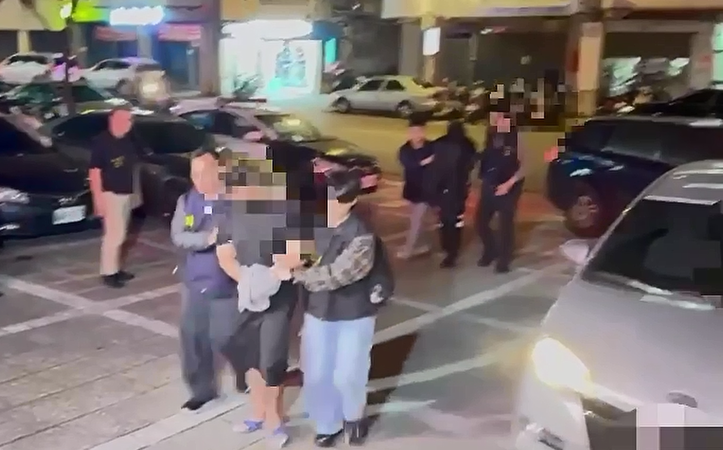 2名搶匪搭計程車拒付車資，在北市長安西路劫走小黃將車上財物搜刮一空，隨即搭乘客運南下逃逸，警方循線在台中網咖逮捕2人。（翻攝畫面）