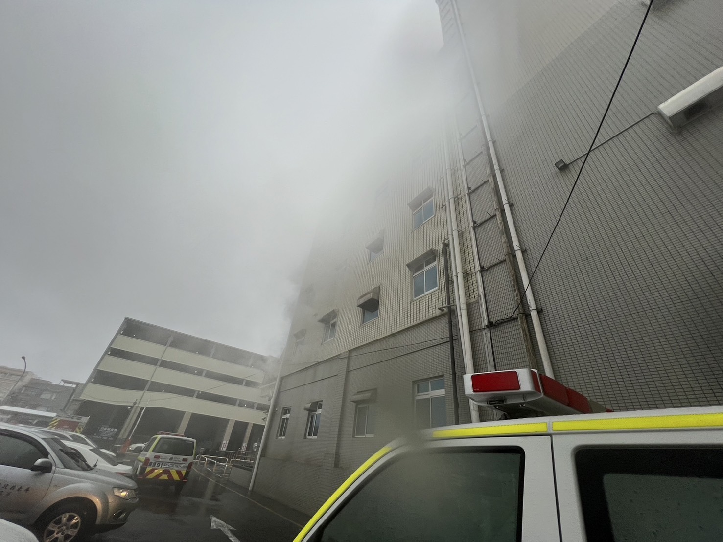 屏東安泰醫院起火冒煙，現場緊急疏散。（翻攝記者爆料網）