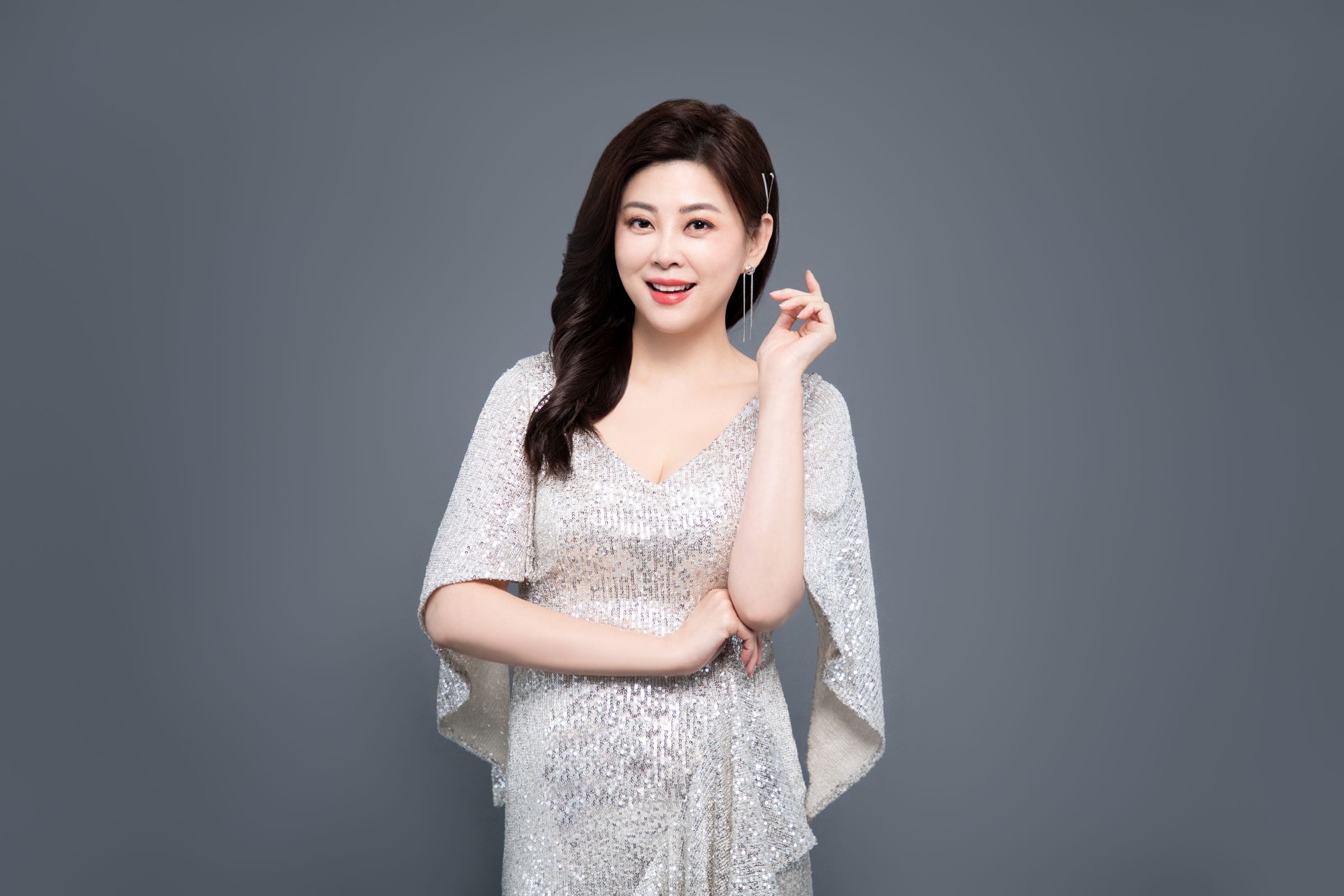方馨為女性保養系列產品代言,展現美魔女魅力。(火星生物科技股份有限公司提供)
