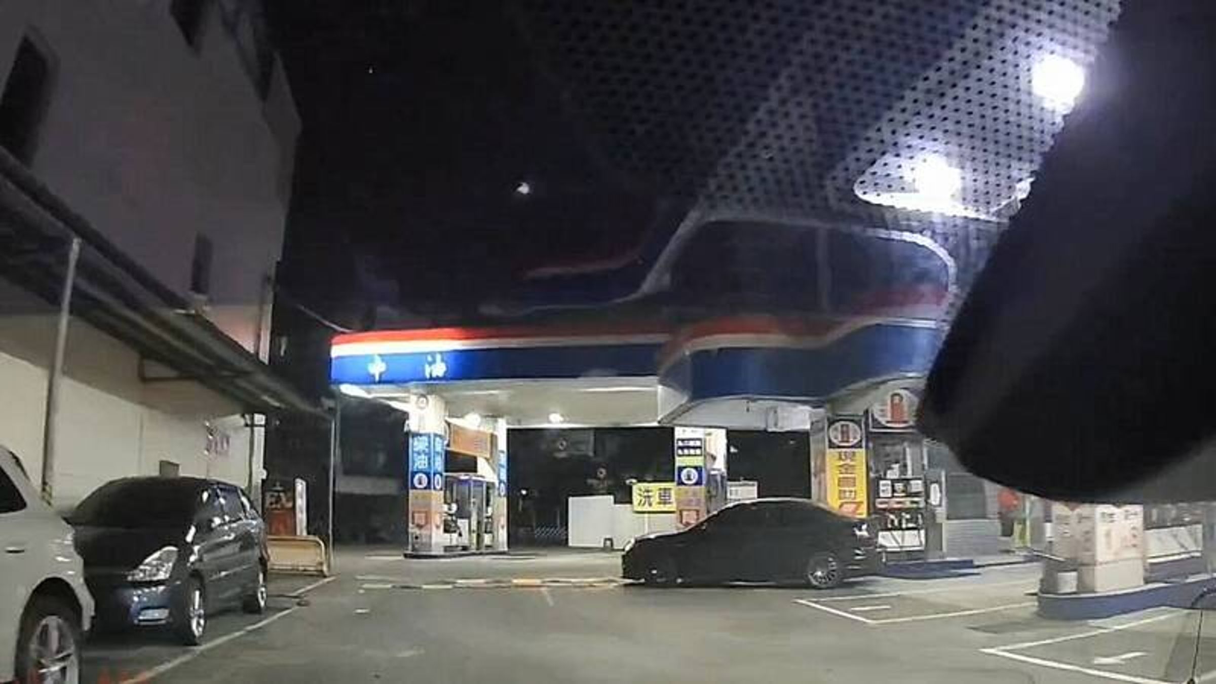 陳男為了逃避警方追緝，驅車進加油站，轉向逃離警方包圍網。（警方提供）