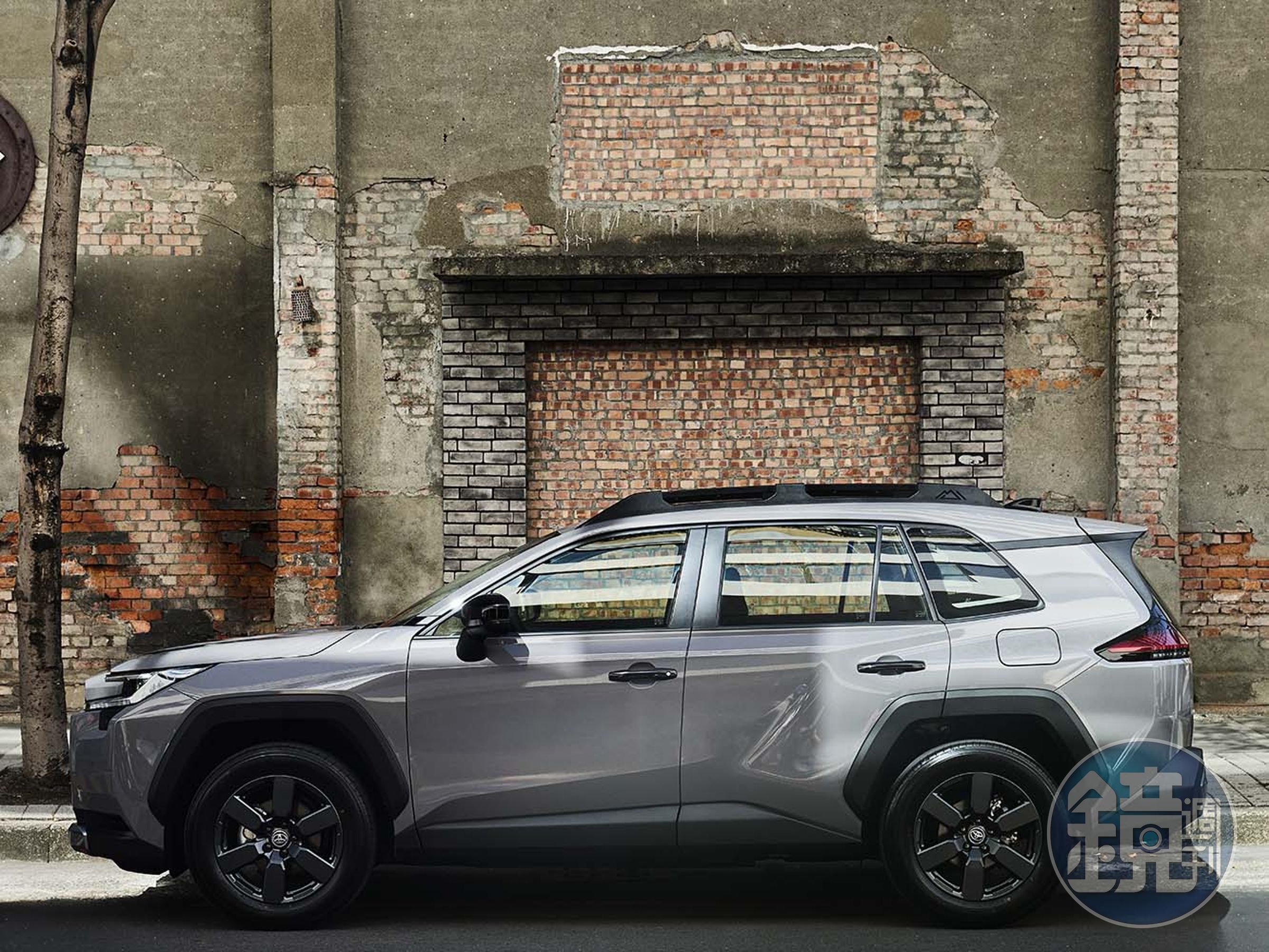 全新第六代大改款的RAV4外觀上維持了方正的線條設計。