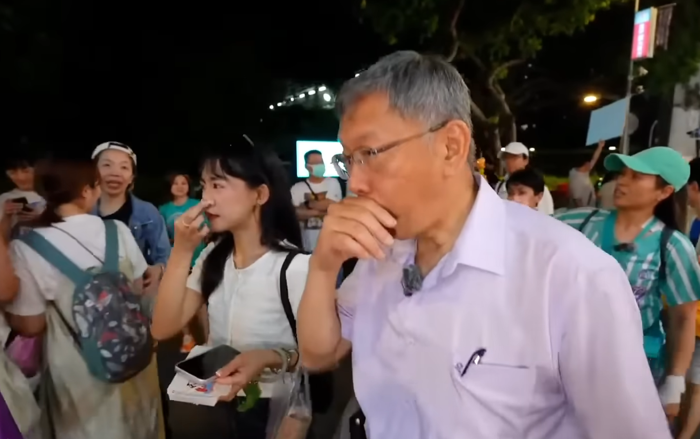 民眾黨前主席柯文哲4月17日在逢甲夜市進行拜票,過程中疑似遭噴辣椒水。(翻攝自柯文哲YT頻道)