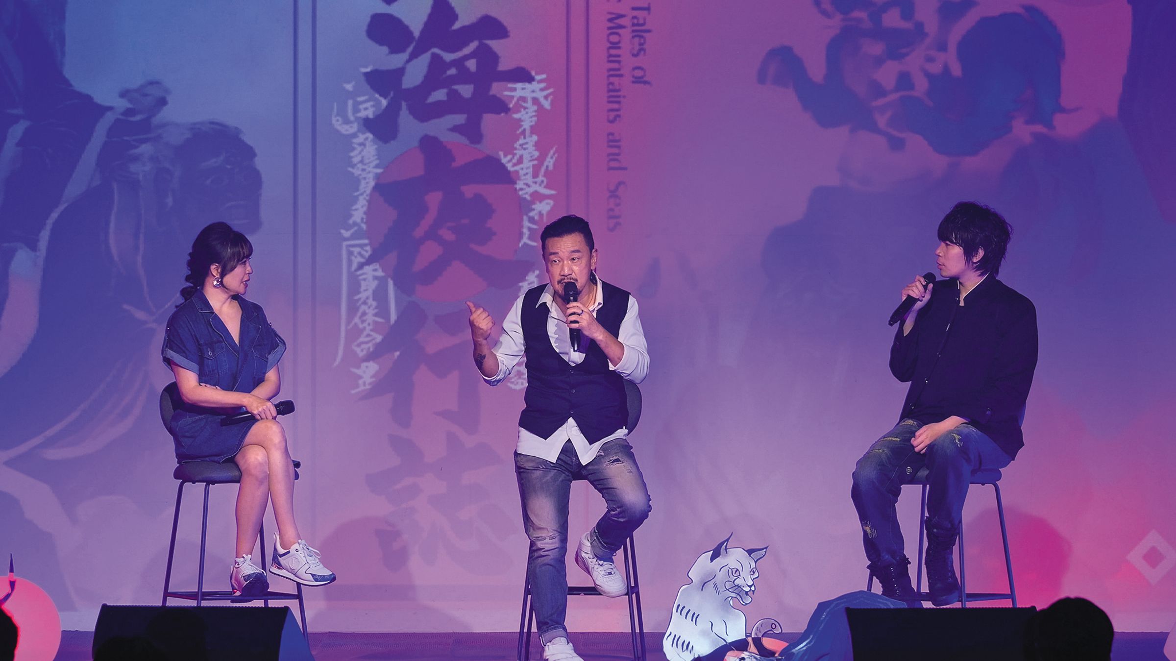 節目長達2小時的鬼故事Live Podcast《為民也有約X山海夜行誌》，門票全數售罄，陳宥心（左起）、陳為民、微疼上台跟大家說鬼故事。（《為民也有約》提供）