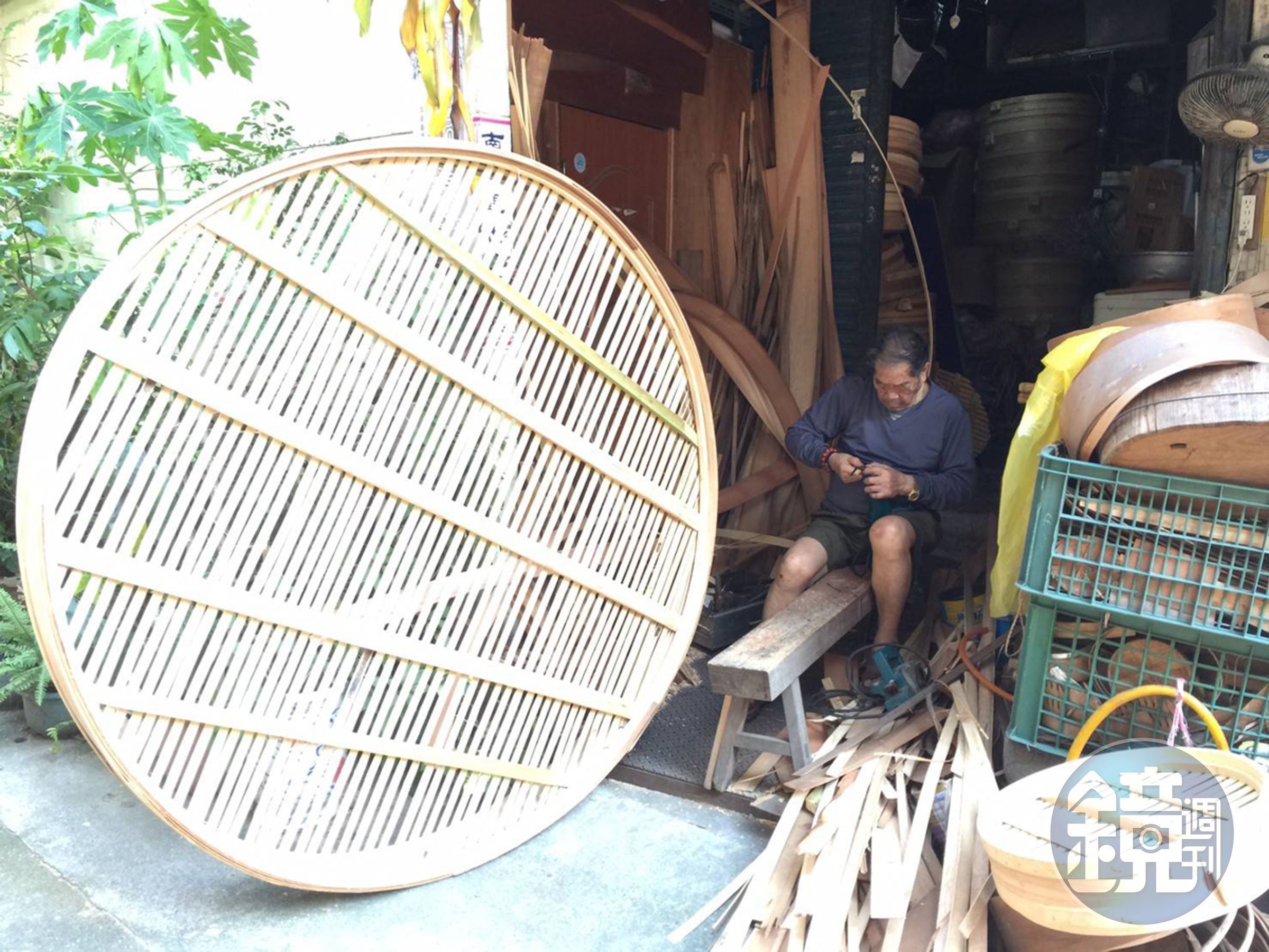 桃園一家餐廳為了打造蒸籠宴,曾跟富山蒸籠下訂直徑180公分的大型蒸籠,當時蕭家二、三代聯手,費時近三個月,完成4個蒸籠。(富山蒸籠提供)