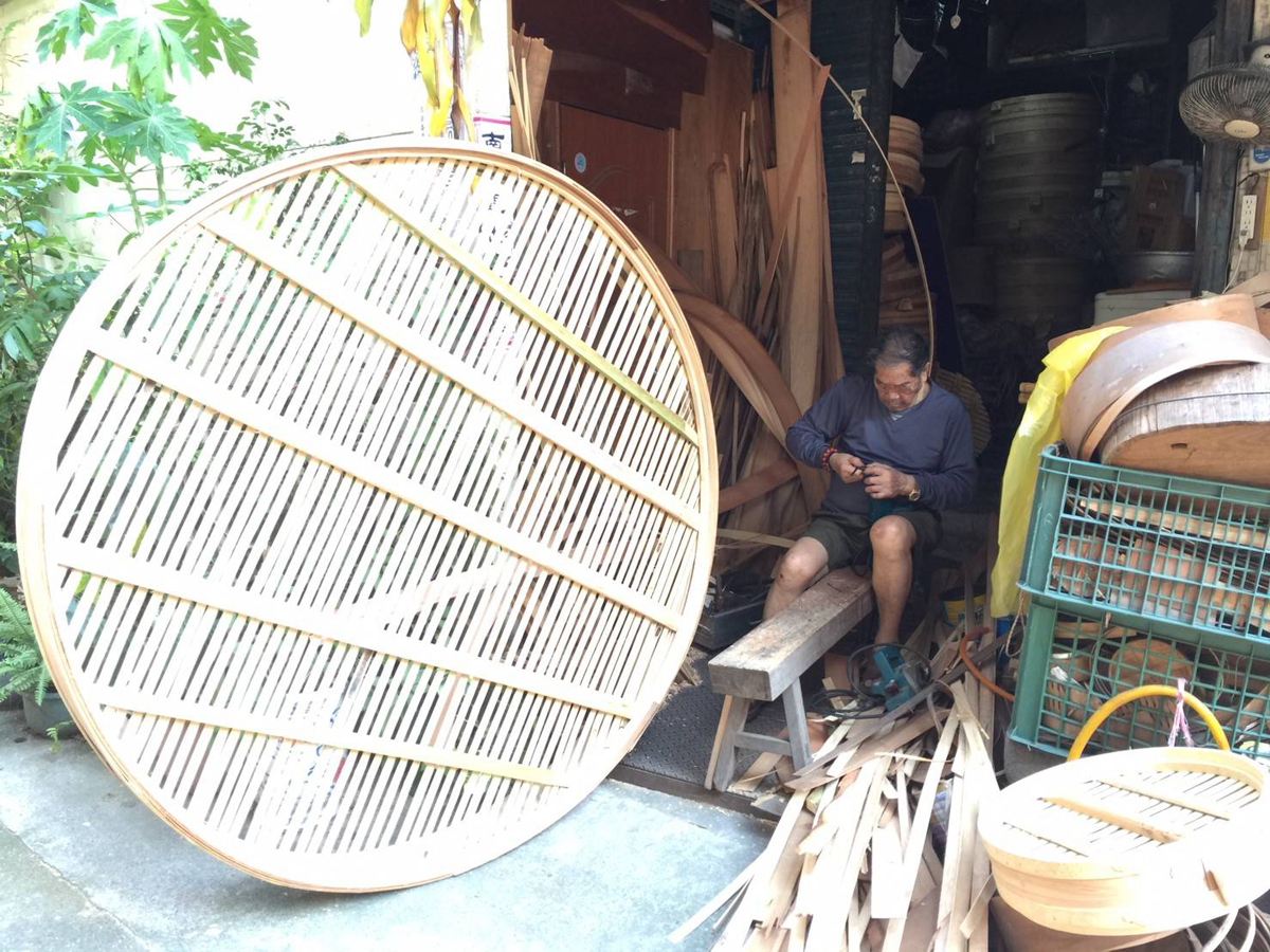 桃園一家餐廳為了打造蒸籠宴，曾跟富山蒸籠下訂直徑180公分的大型蒸籠，當時蕭家二、三代聯手，費時近三個月，完成4個蒸籠。（富山蒸籠提供）