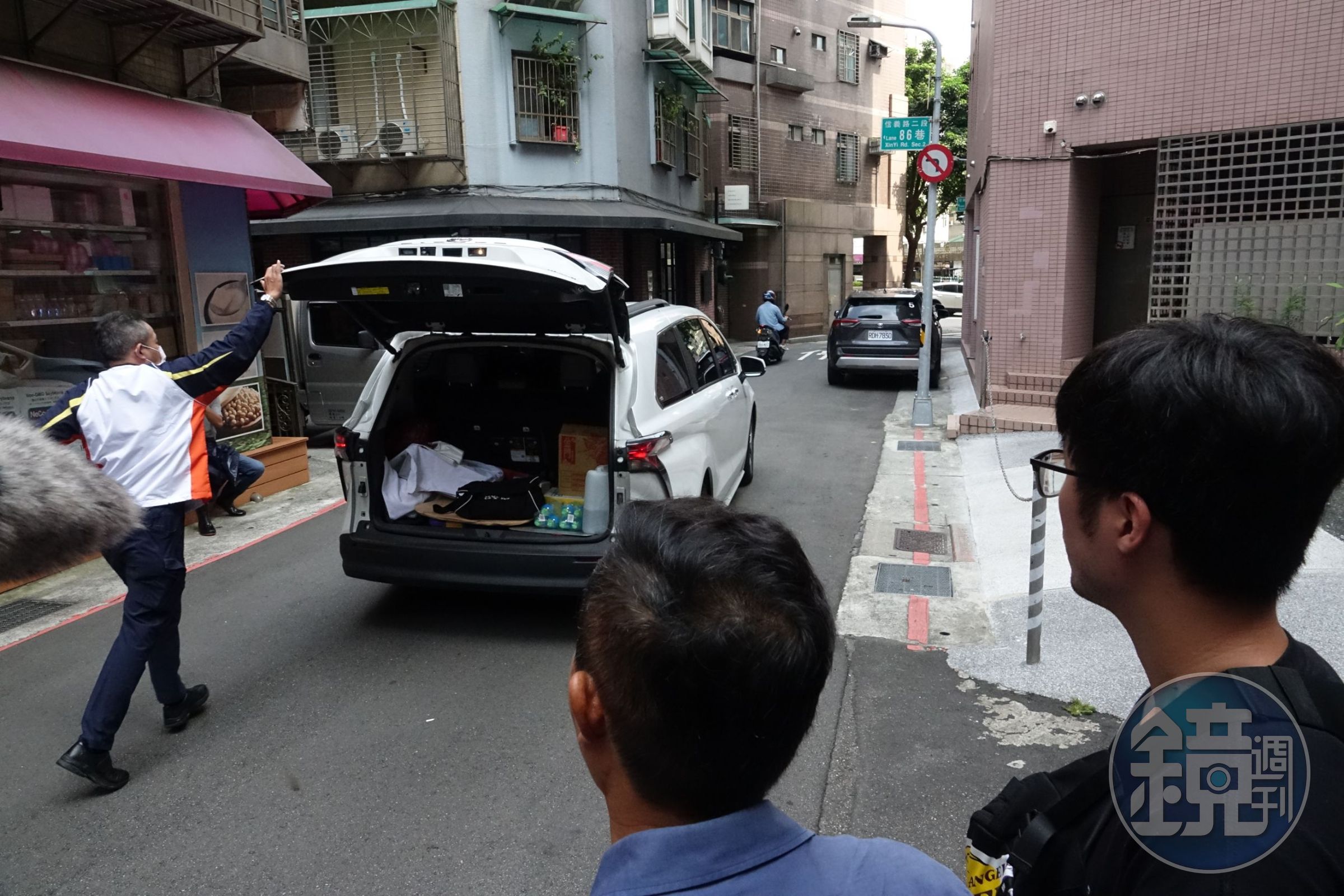 柯文哲急忙快閃離開,連車廂門都還沒關就把車開走。
