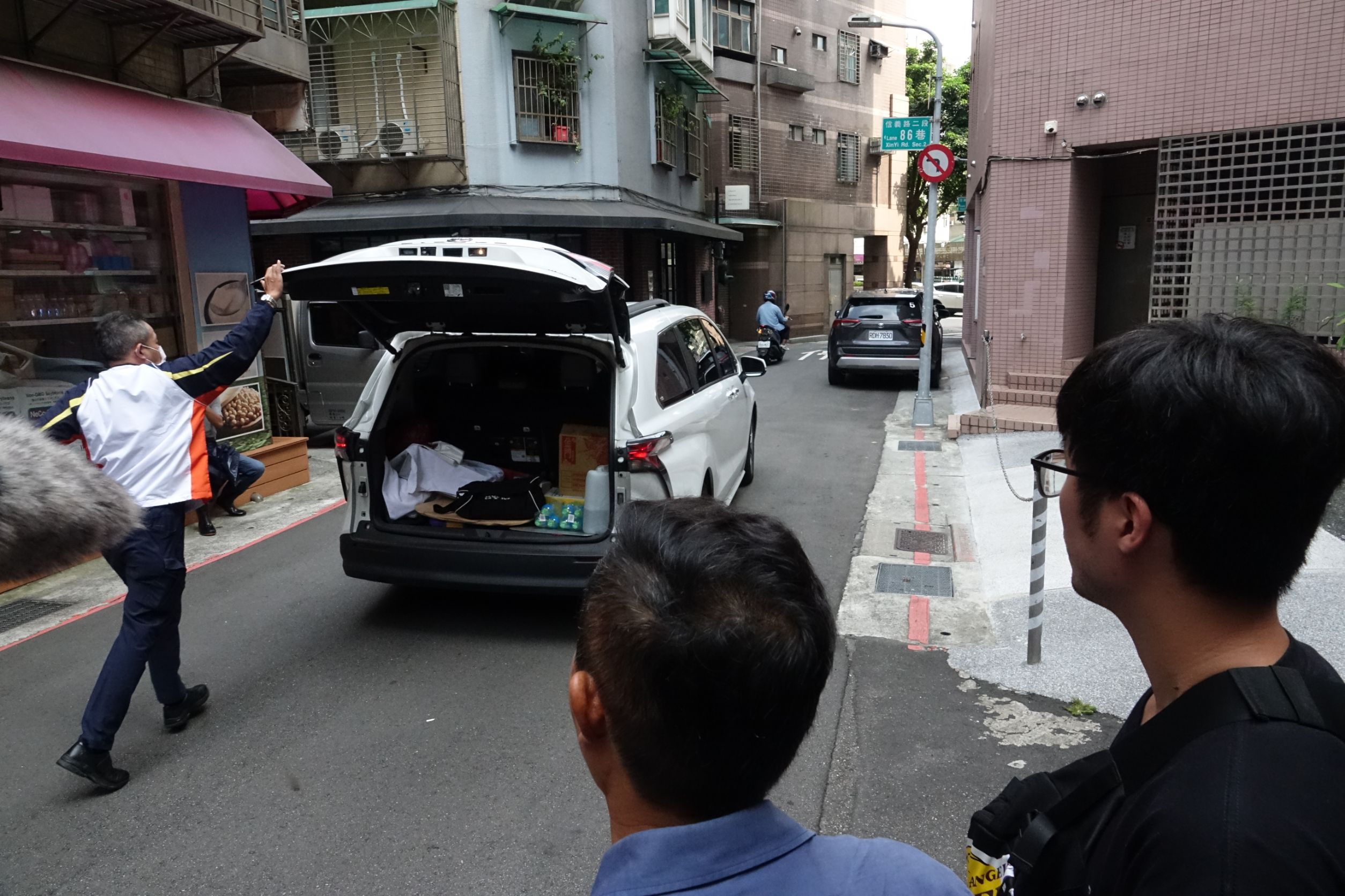 柯文哲急忙快閃離開,連車廂門都還沒關就把車開走。