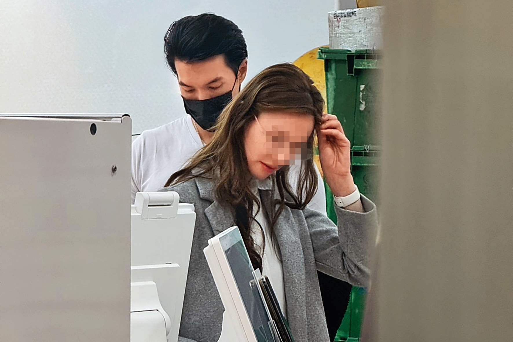 3/2 00：40 在超商邊逛邊聊天，逛了十多分鐘後，女方（前）終於走到櫃檯結帳，錦榮（後）則看著手機。