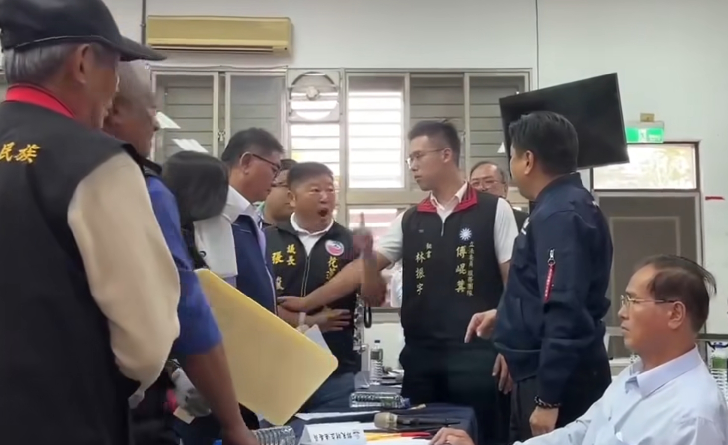 花蓮縣議長張峻因怒踹傅崐萁前方桌子，遭對方提告傷害、恐嚇等罪。（翻攝臉書／貓與邪佞的手指）