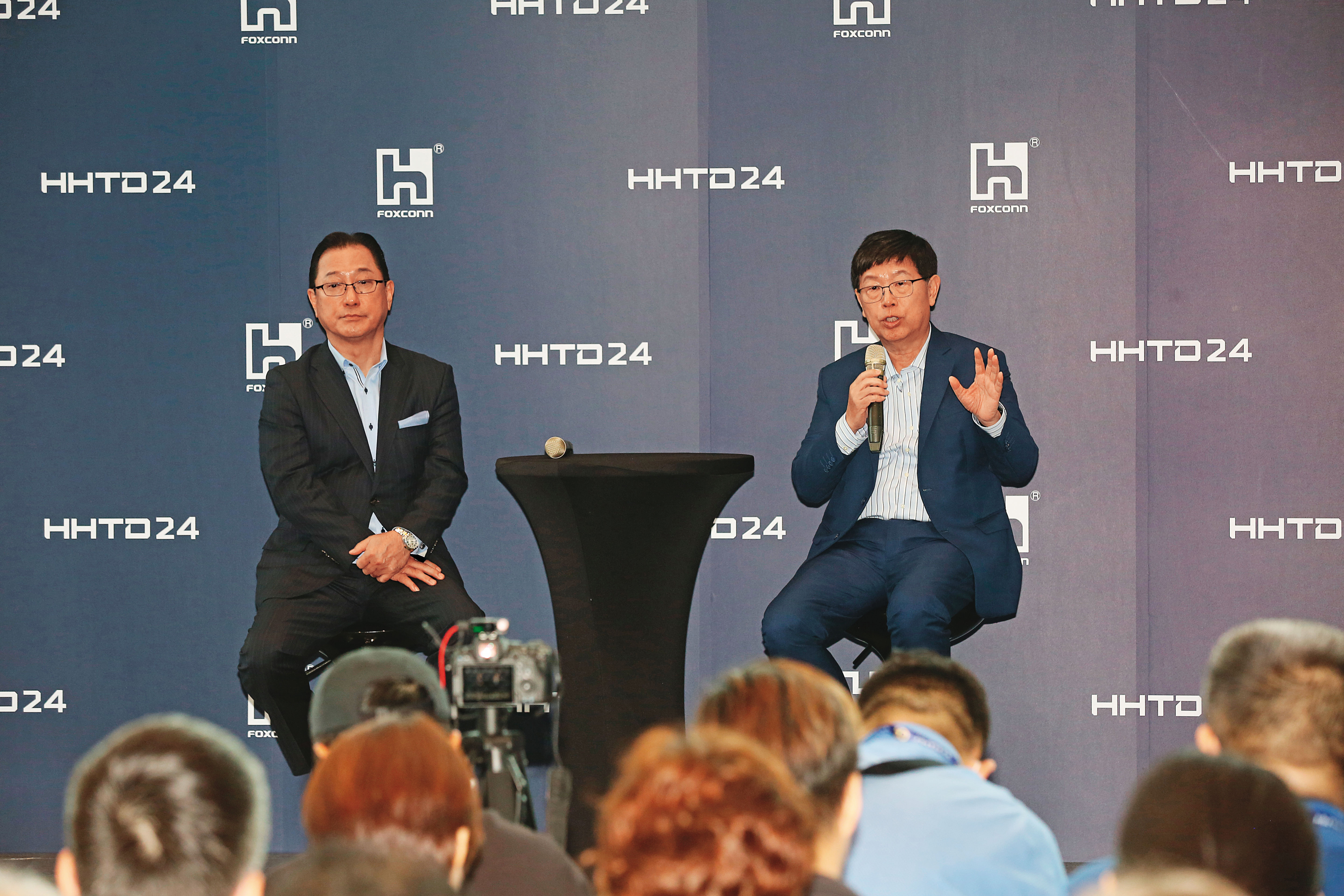 劉揚偉(右)找來前日產副營運長關潤(左),擔任鴻海電動車事業策略長,入主日產事宜也交給他全權負責。