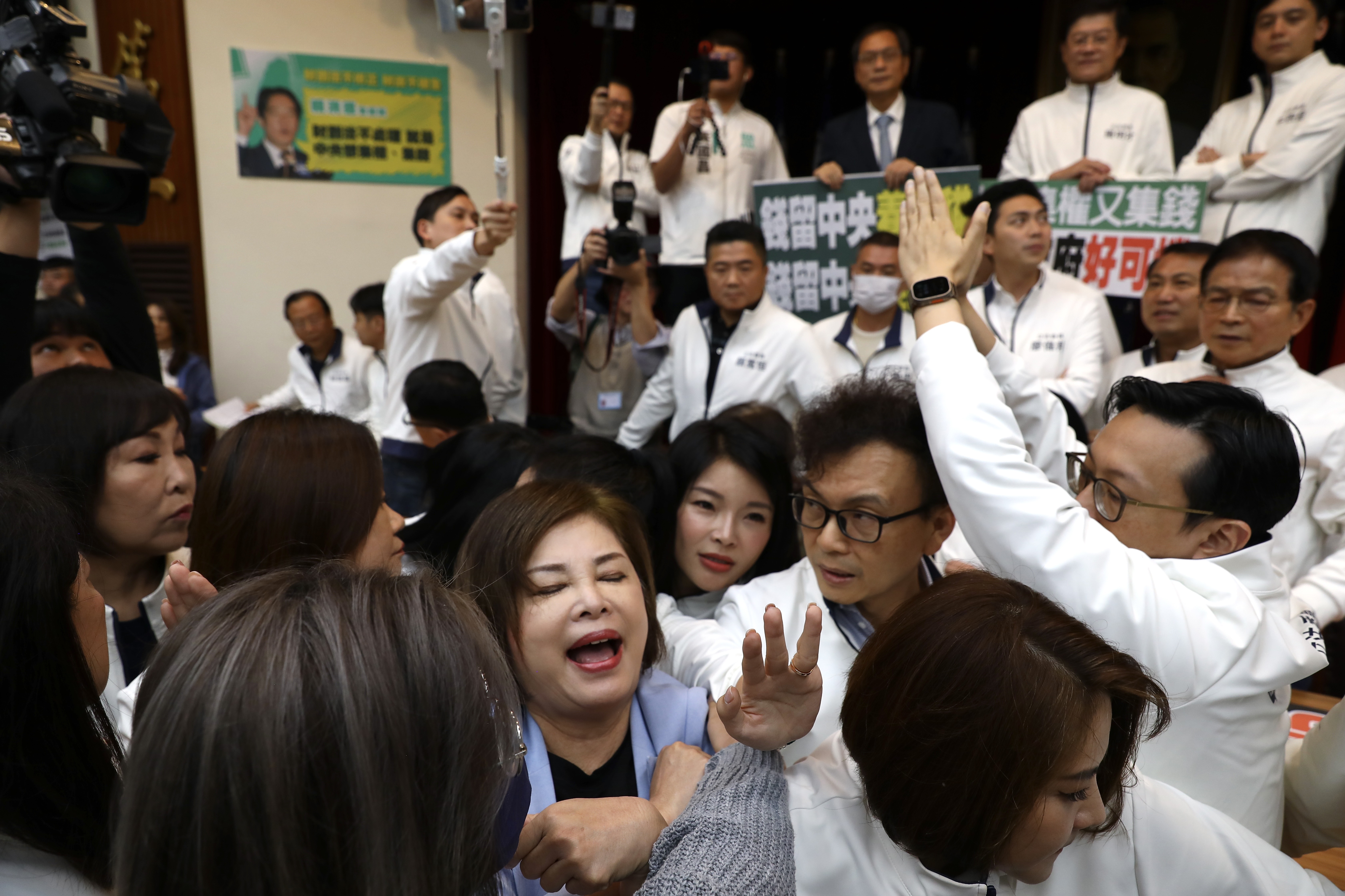 上午財政委員會爆發激烈推擠衝突。