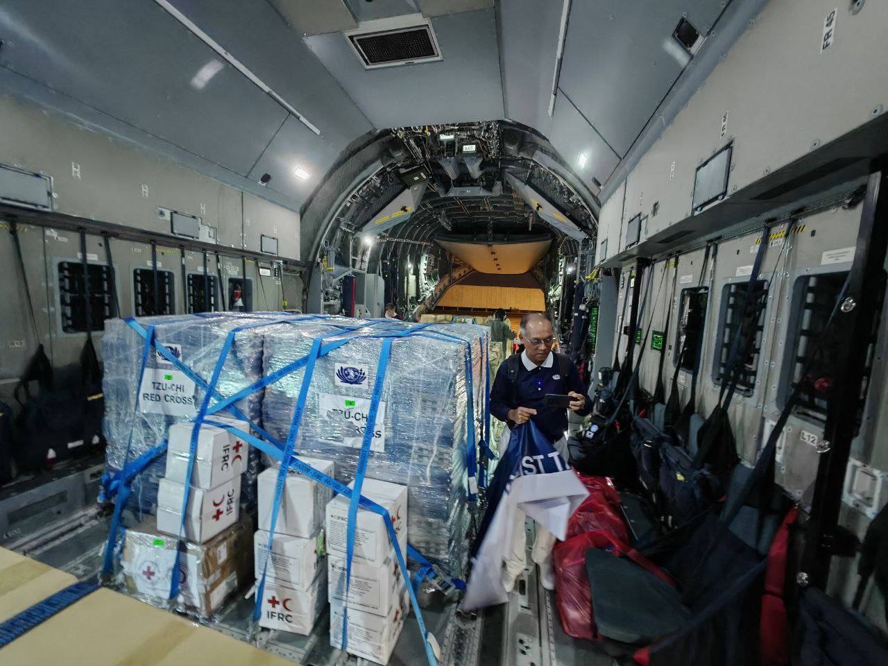 慈濟跨國國際賑災物資及國際賑災志工透過空運方式，將人員及物資送達緬甸首都奈比多機場。（慈濟基金會提供）