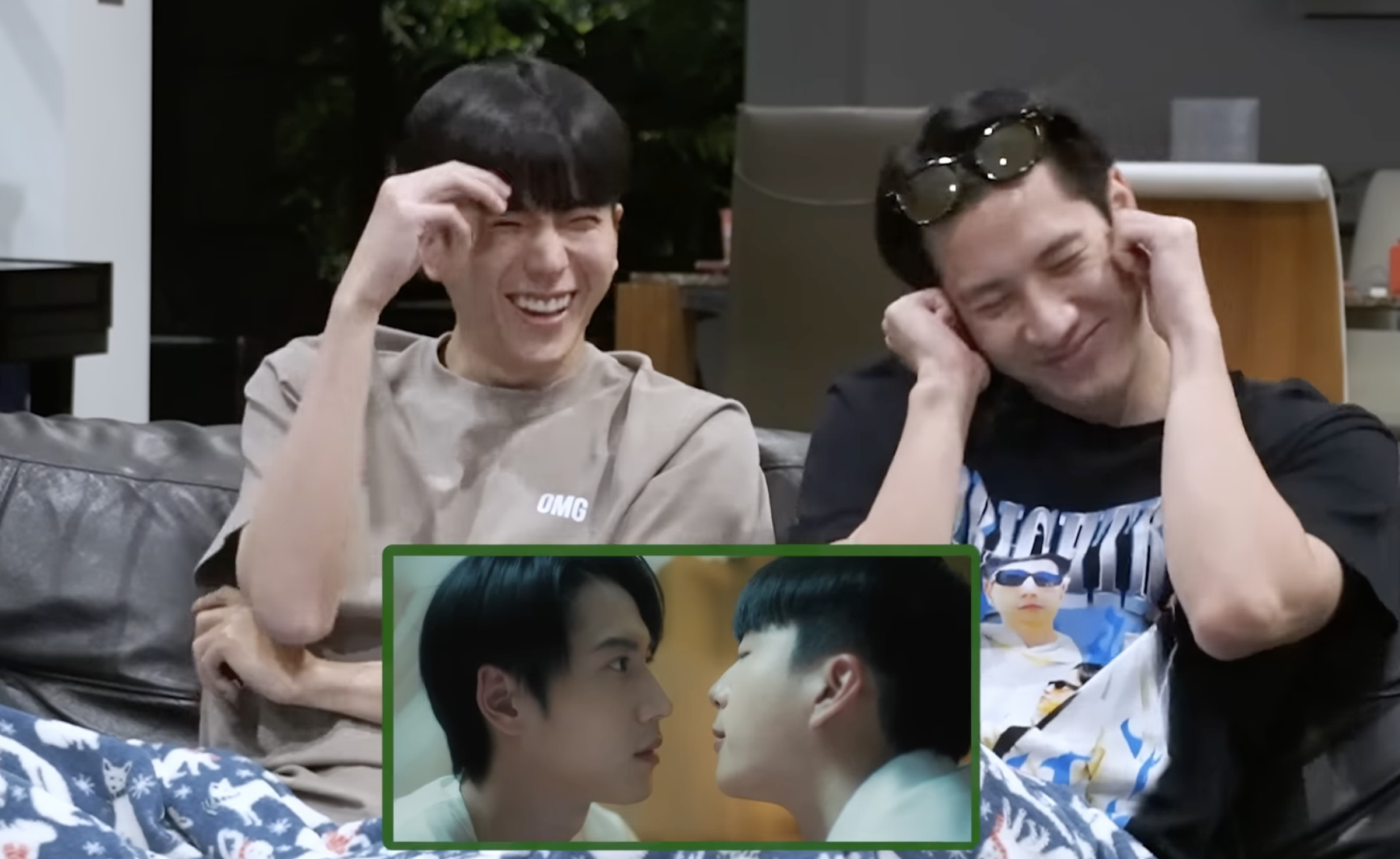 定情吻讓查農(左)和Bright都忍不住做出誇張反應,一旁工作人員也尖叫到不行。(截圖自YouTube)