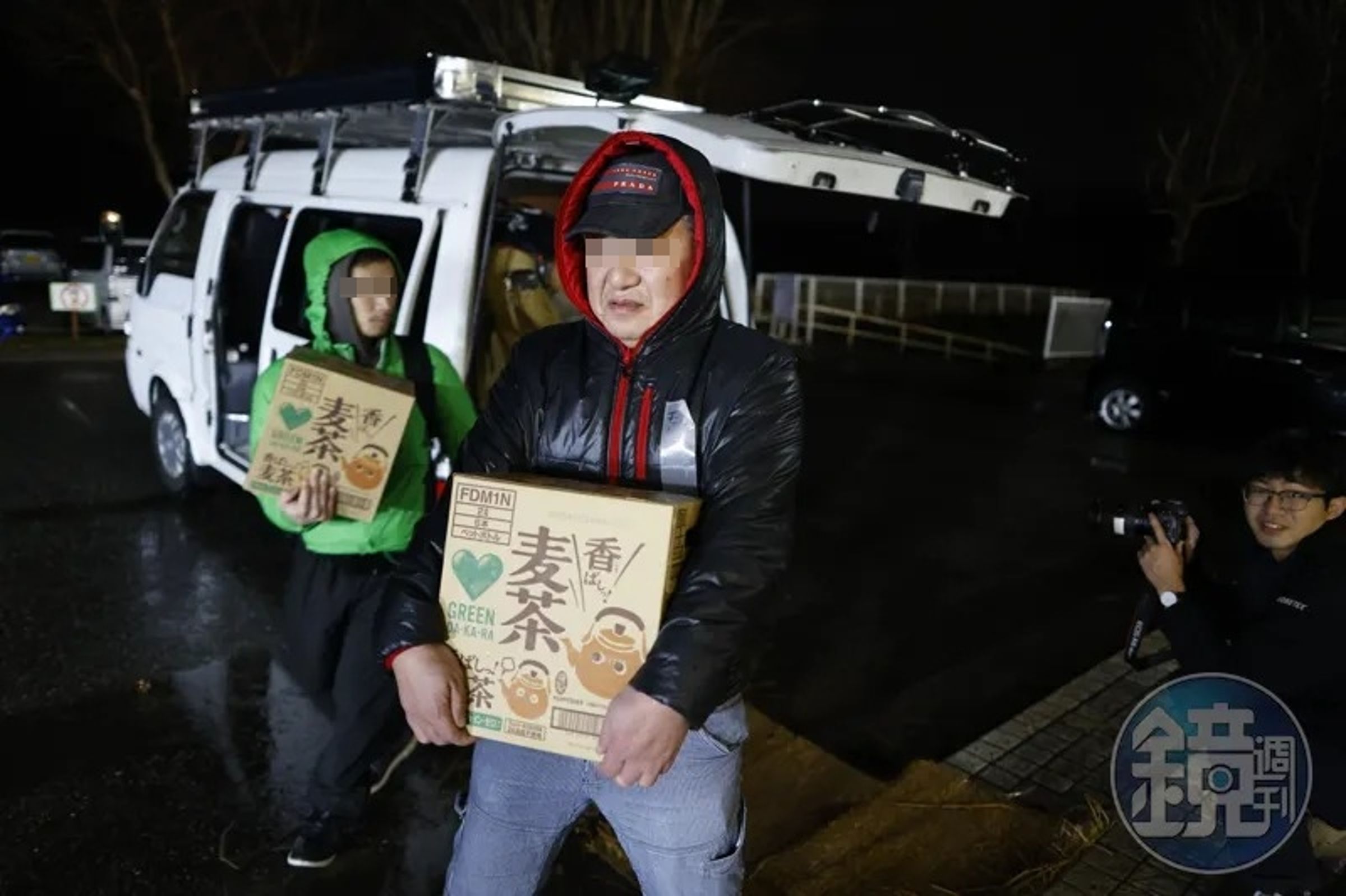 難所內民眾協助搬運物資。