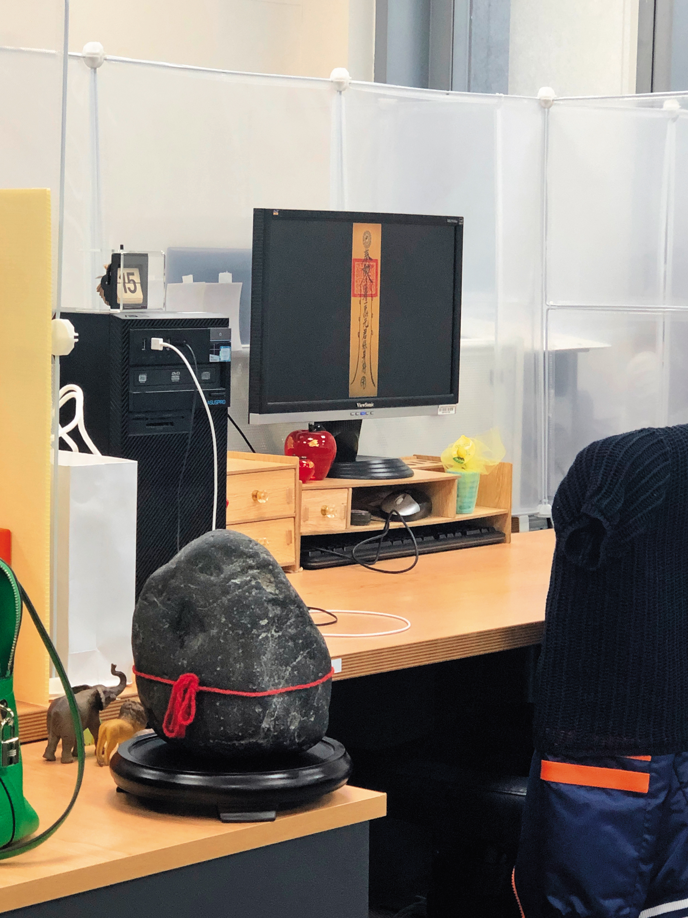 古彩彥的電腦螢幕保護程式設成一張符咒，讓周遭同事心頭發毛。（讀者提供）