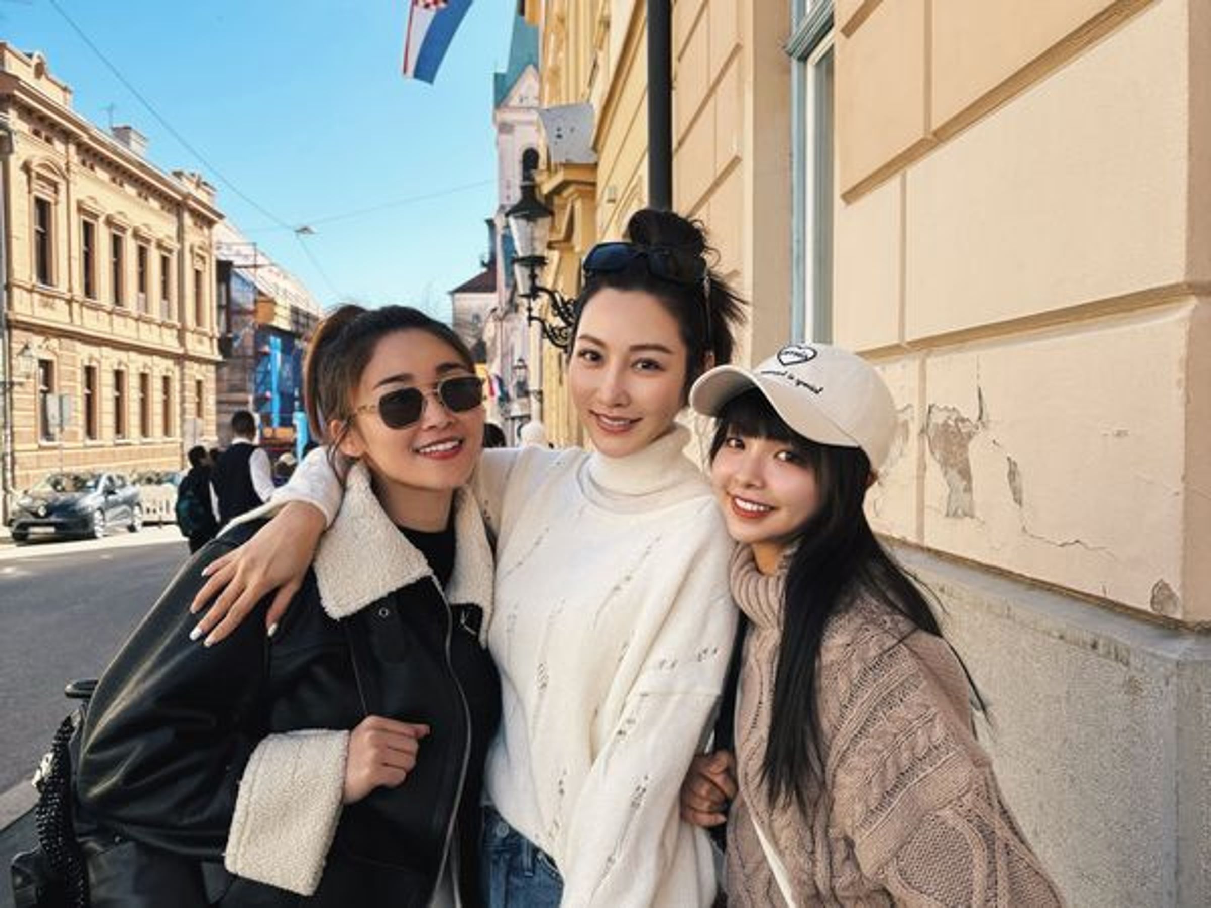 張文綺(左起)、曾莞婷、徐凱希在扎格雷布合影。(圖/時代創藝提供)