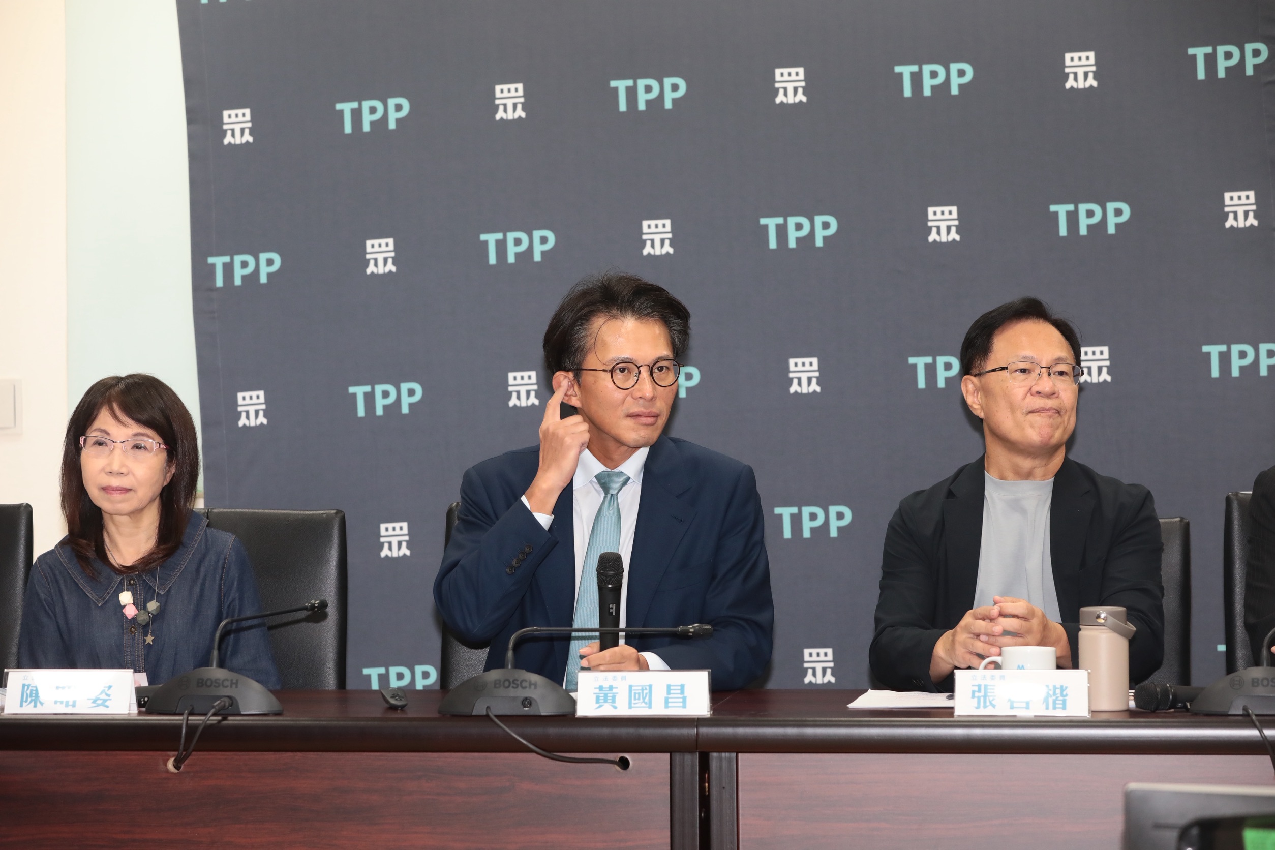 李光昕遭起底出境避風頭及與張晉源的曖昧關係，黃國昌反嗆「缺德」。（鏡報林煒凱）