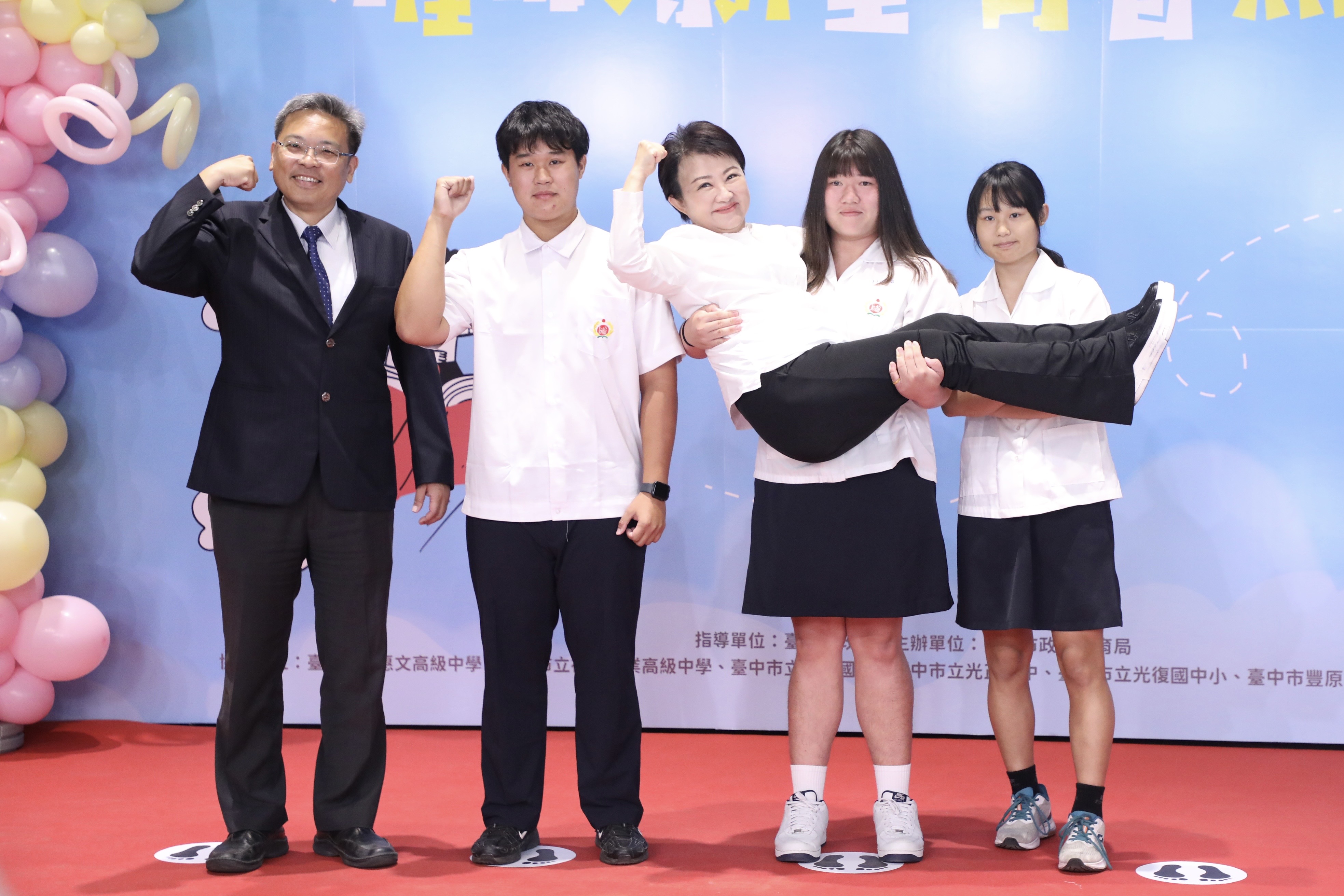 台中市長盧秀燕今被國中生一把抱起。（台中市政府提供）