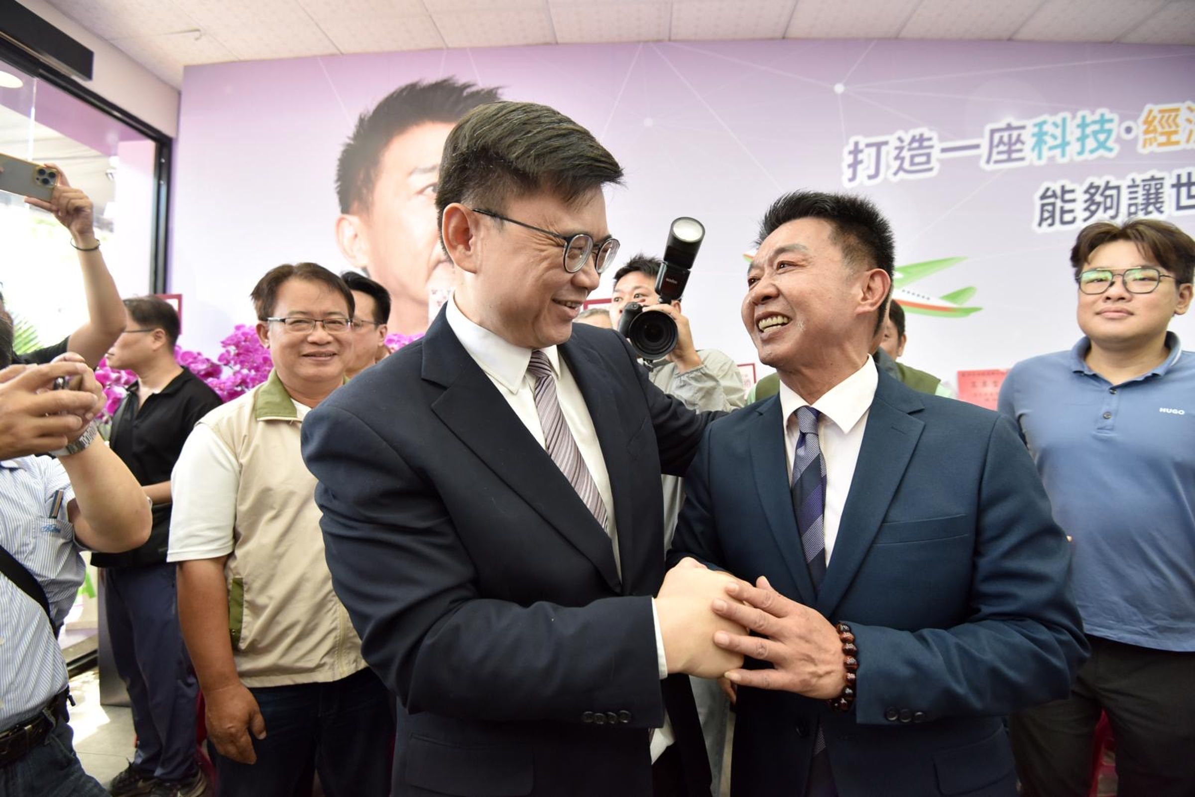 賴瑞隆現身祝賀許智傑。（許智傑競選總部提供）