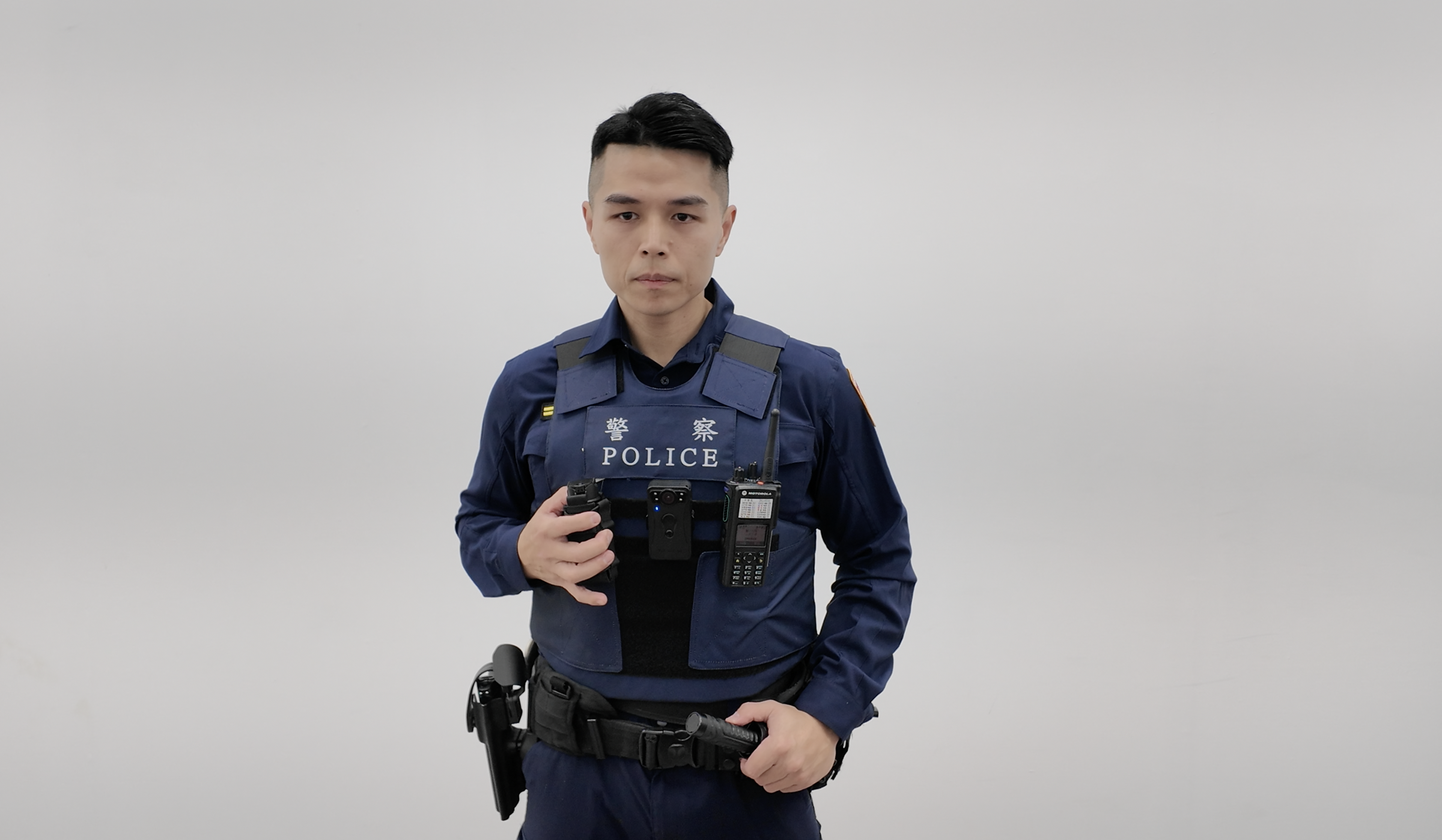 警政署今年配發新式防彈衣,但材質過硬,引發基層不滿。(警政署提供)