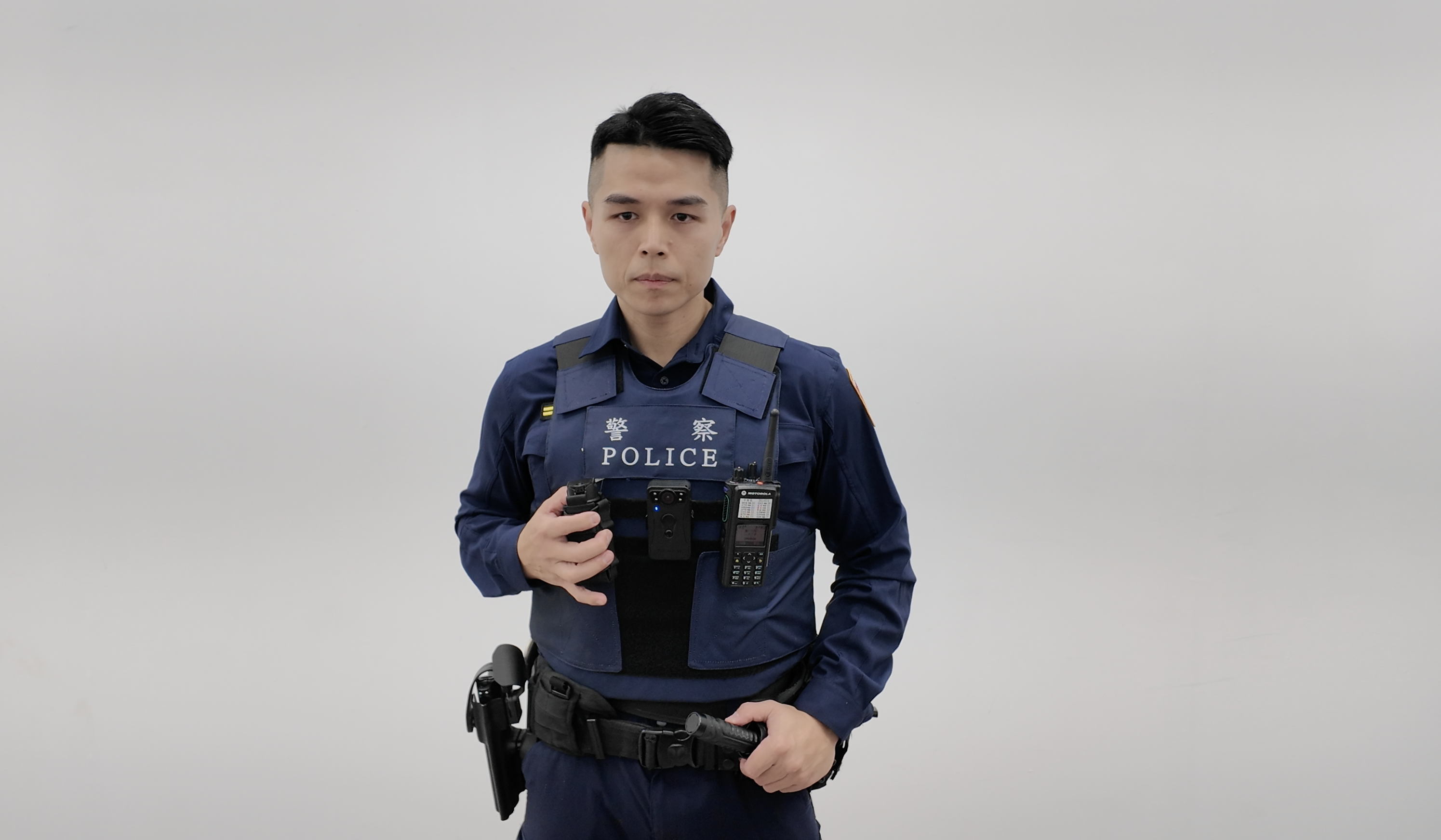 警政署今年配發新式防彈衣,但材質過硬,引發基層不滿。(警政署提供)